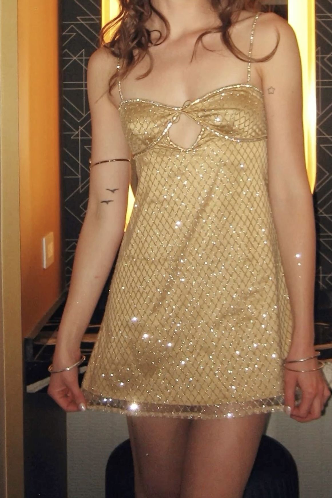 Sexy A-Linie Spaghettiträger Gold Pailletten Mini Senior Inspo Kurze Party Outfits Formelle Heimkehrkleider RB3048