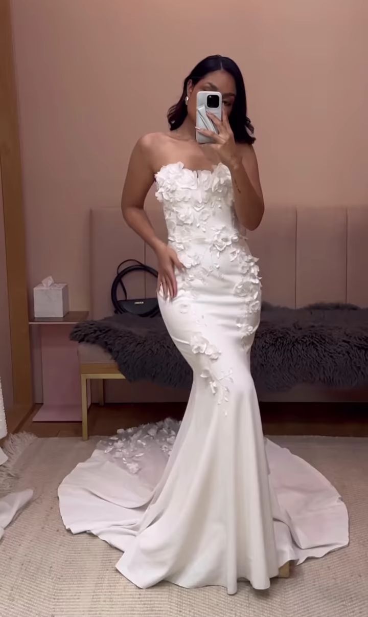 Elegantes, ärmelloses, langes, weißes Meerjungfrauen-Brautkleid mit herzförmigem Ausschnitt und Spitze, Modell AB1655