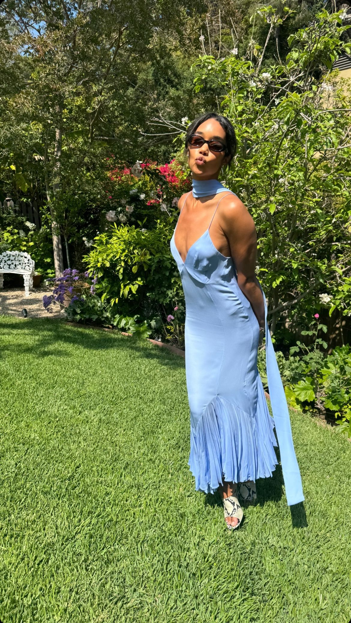 Robe longue sirène à fines bretelles en mousseline bleue, idéale pour l'été et le printemps, parfaite pour un mariage ou un anniversaire (N1633)