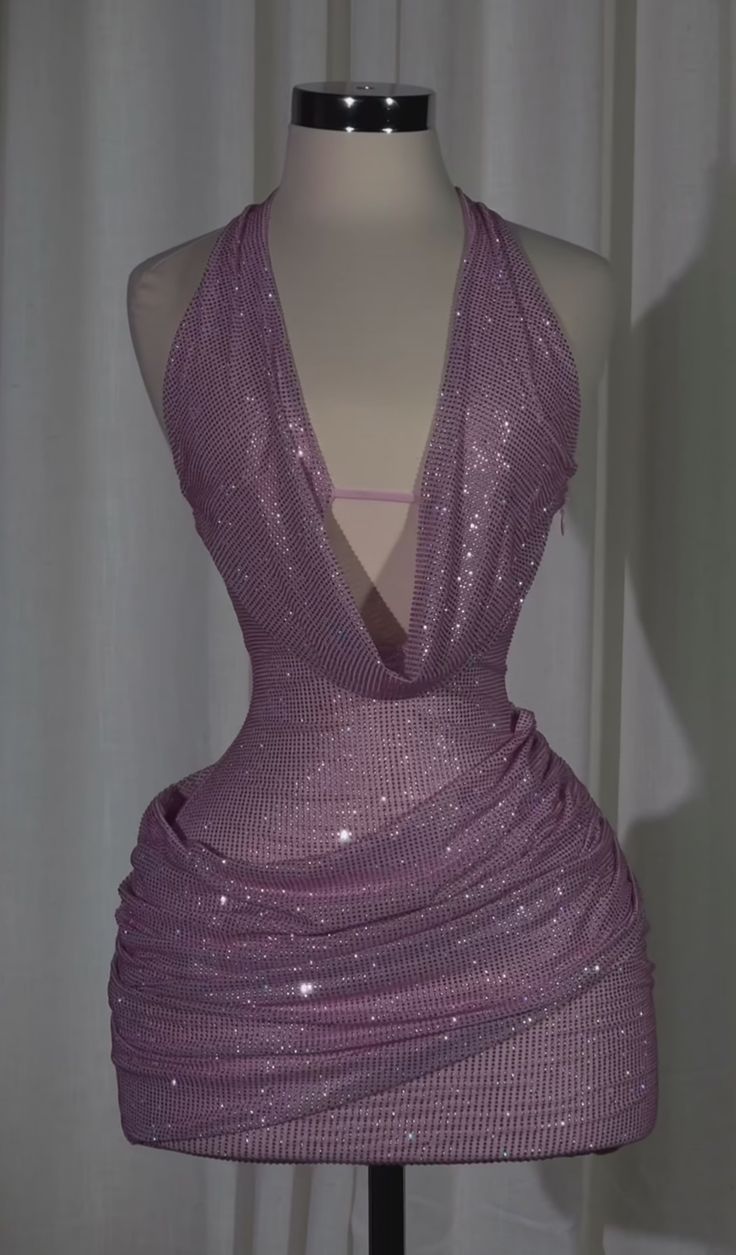 Jolies robes de bal courtes moulantes à paillettes lilas, style licou, pour adolescentes, idées de tenues de bal de fin d'année pour seniors RB3436