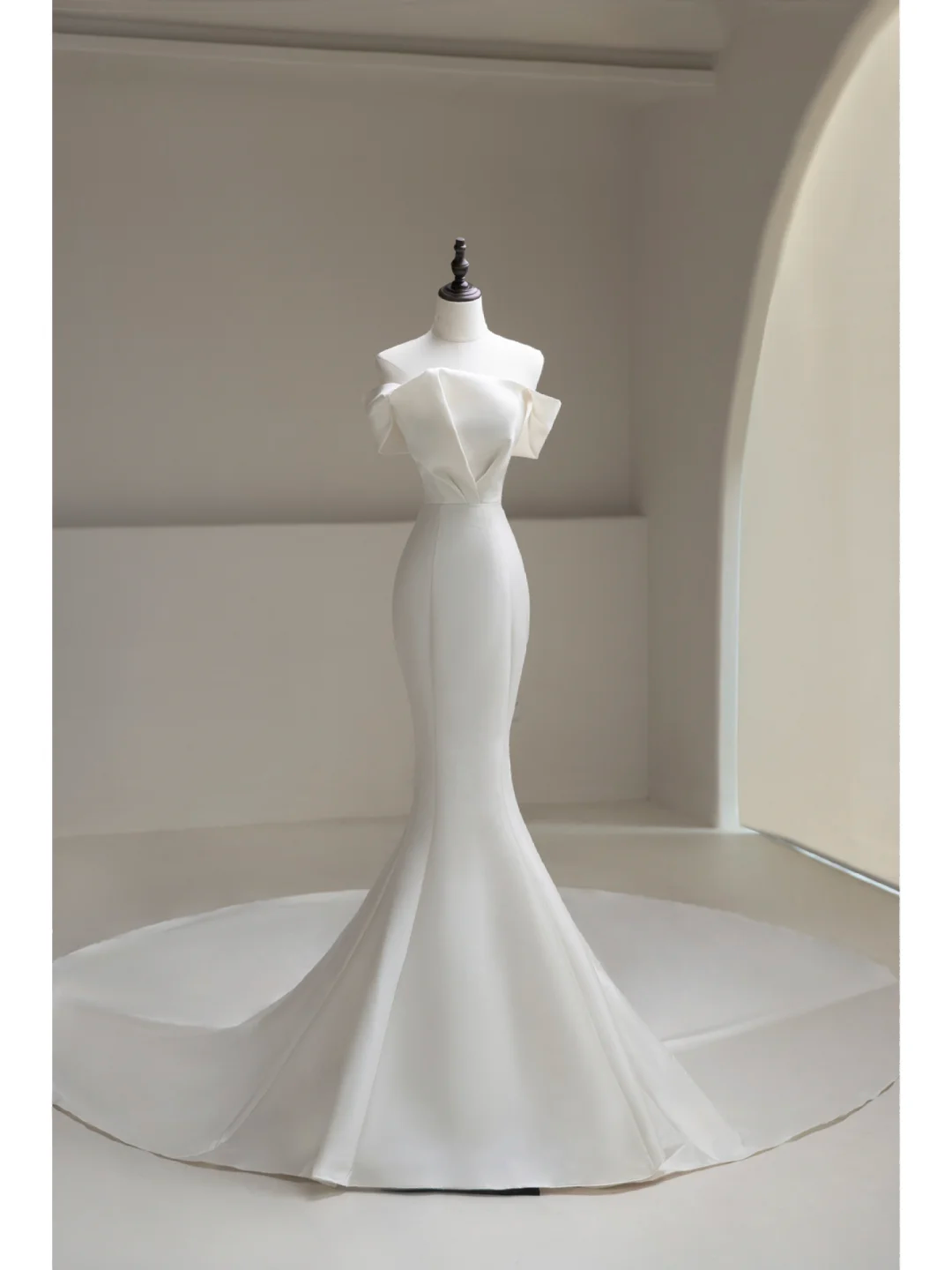 Zeitloses Meerjungfrauen-Brautkleid aus weißem Satin mit schulterfreiem Ausschnitt, langes Brautkleid, elegantes Hochzeitskleid AB867