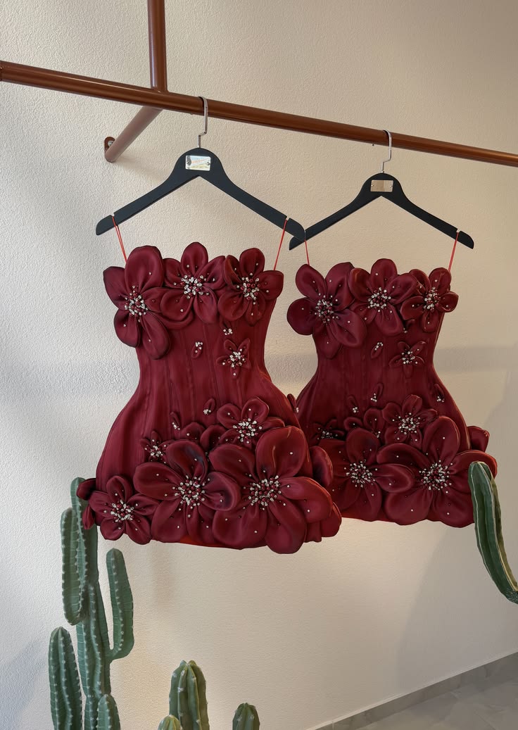 Robe de cocktail de bal courte mini romantique fourreau sans bretelles bordeaux bordeaux avec fleurs RB4449