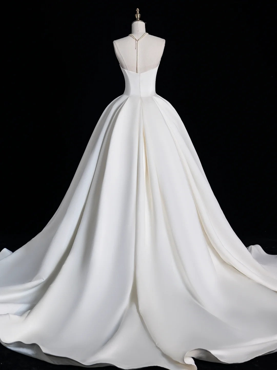 Robe de bal sobre en satin blanc à décolleté cœur et plis, robe de mariée longue de conte de fées pour l'automne N690
