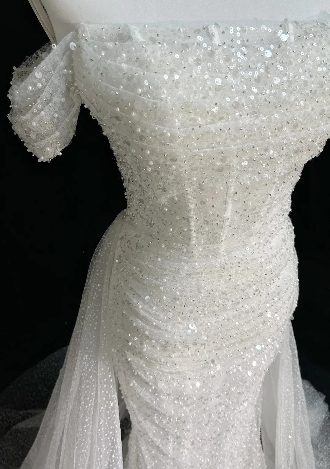 Einzigartige Hochzeitskleider Meerjungfrau schulterfrei Pailletten mit Rüschen Weißes langes Brautkleid N3619
