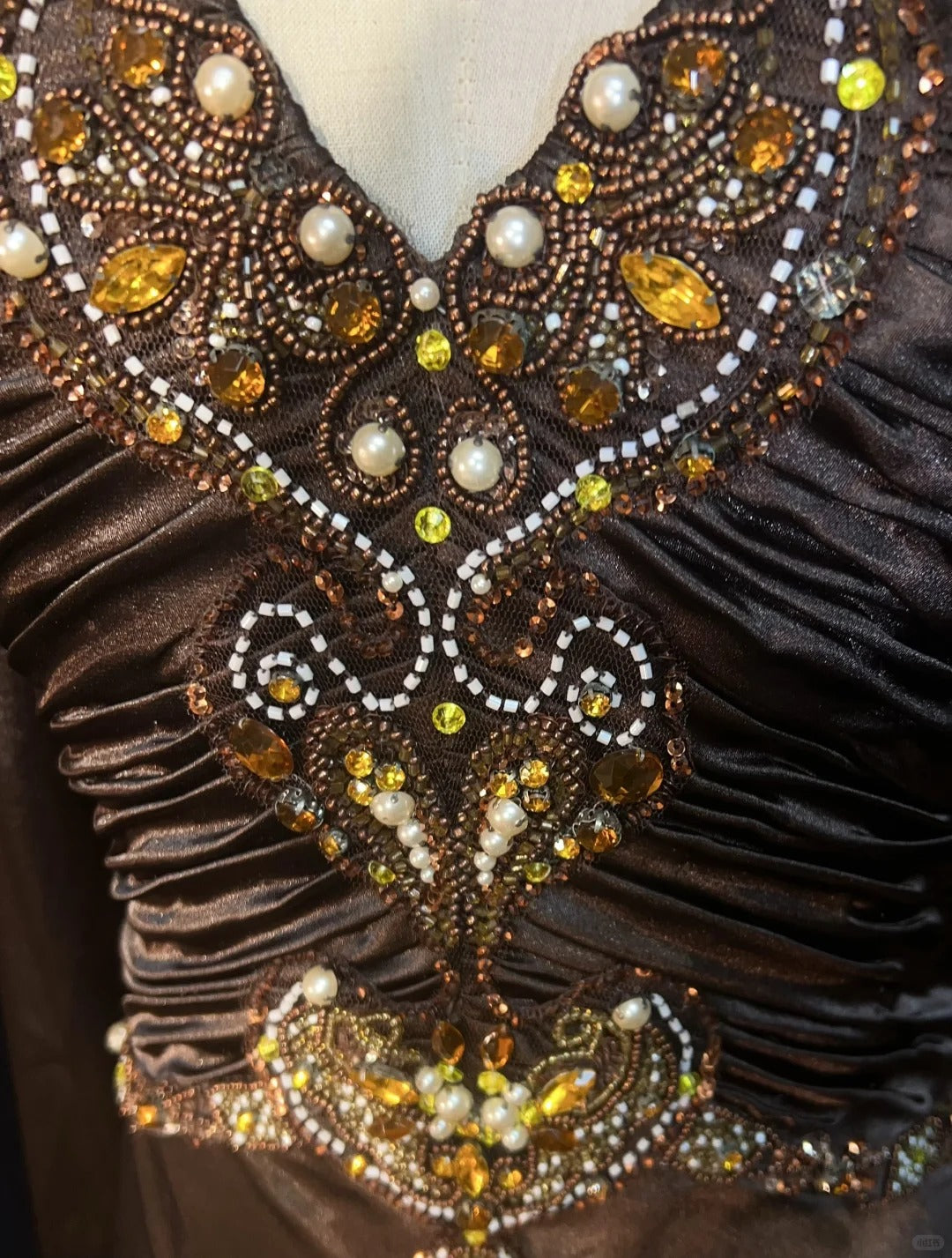 Vintage Ballkleider A-Linie Neckholder Braun Ärmellos Satin Mit Cape Perlenbesatz 1980er Jahre Langes Abendkleid N2864