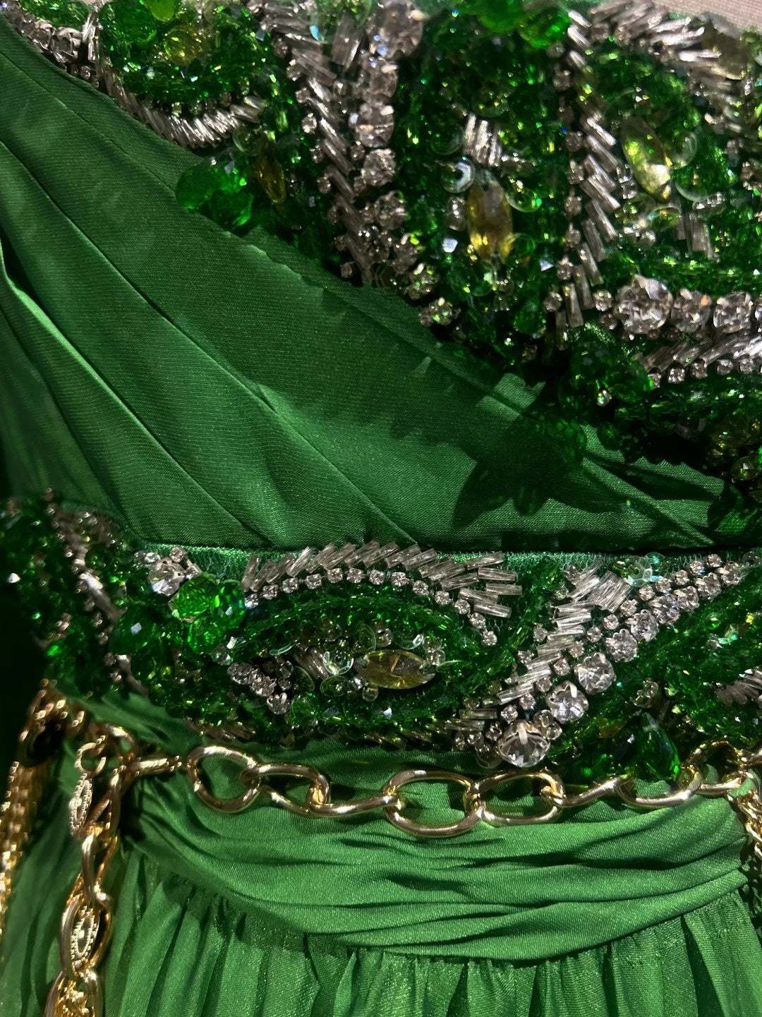 Robe de soirée longue trapèze asymétrique en mousseline de soie verte avec perles et cristaux N2697