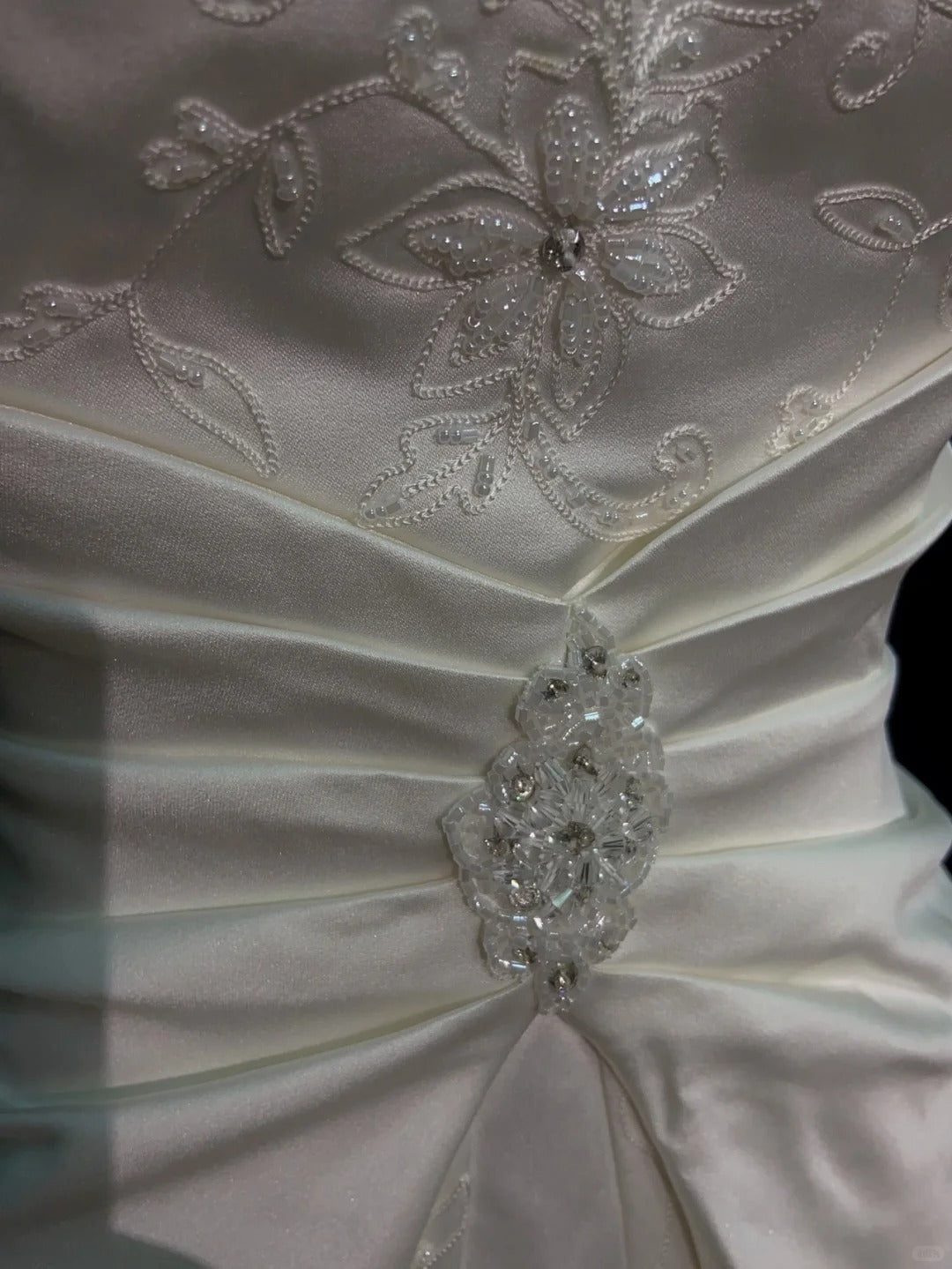Zeitlose Hochzeitskleider Ballkleid Trägerlos Elfenbein Mit Rüschen Perlenbesetztes Langes Brautkleid N3431