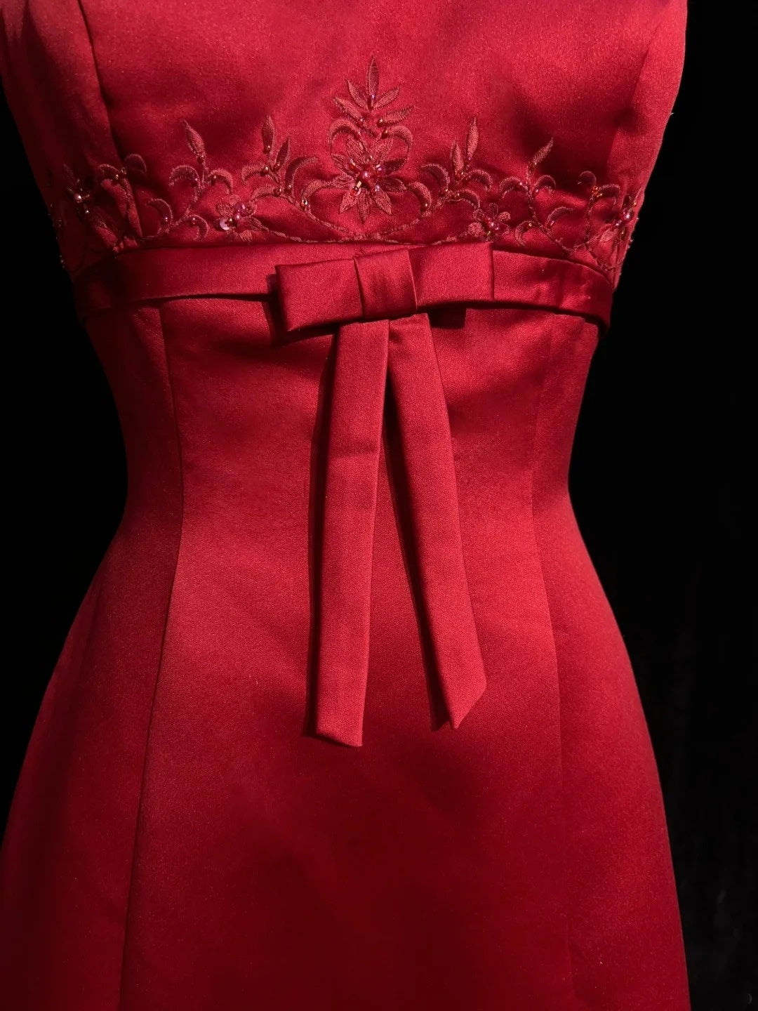 Vintage Abschlussballkleider Inspo A-Linie, eckiger Ausschnitt, roter Satin, 80er Jahre, lange Ballkleider mit Umhang N2857