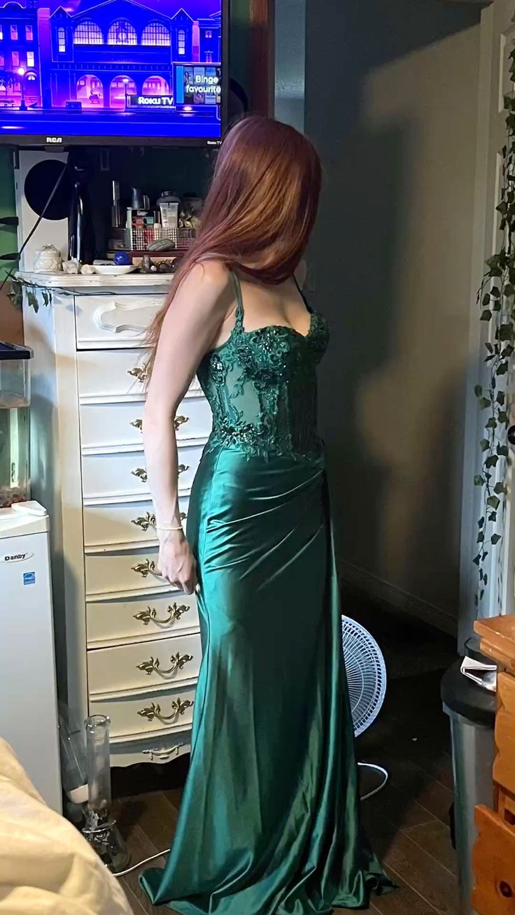 Schlichtes, langes Meerjungfrauen-Abendkleid mit Spaghettiträgern aus seidigem Satin in Dunkelsmaragdgrün – ein beeindruckendes Outfit für den 19. Geburtstag (Partykleid N245).