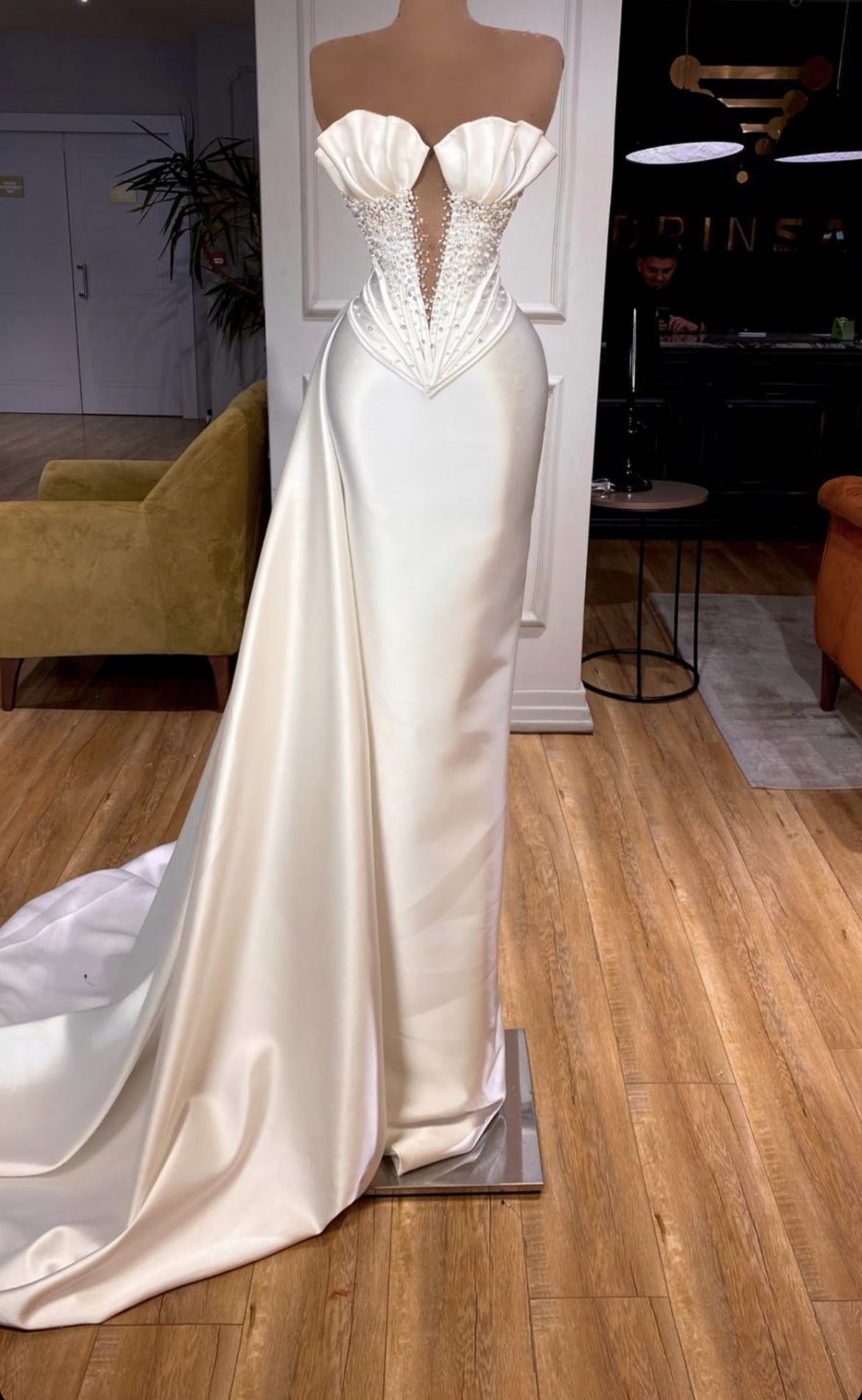 Glamouröses elfenbeinfarbenes Meerjungfrauen-Abendkleid mit Applikationen AB1646