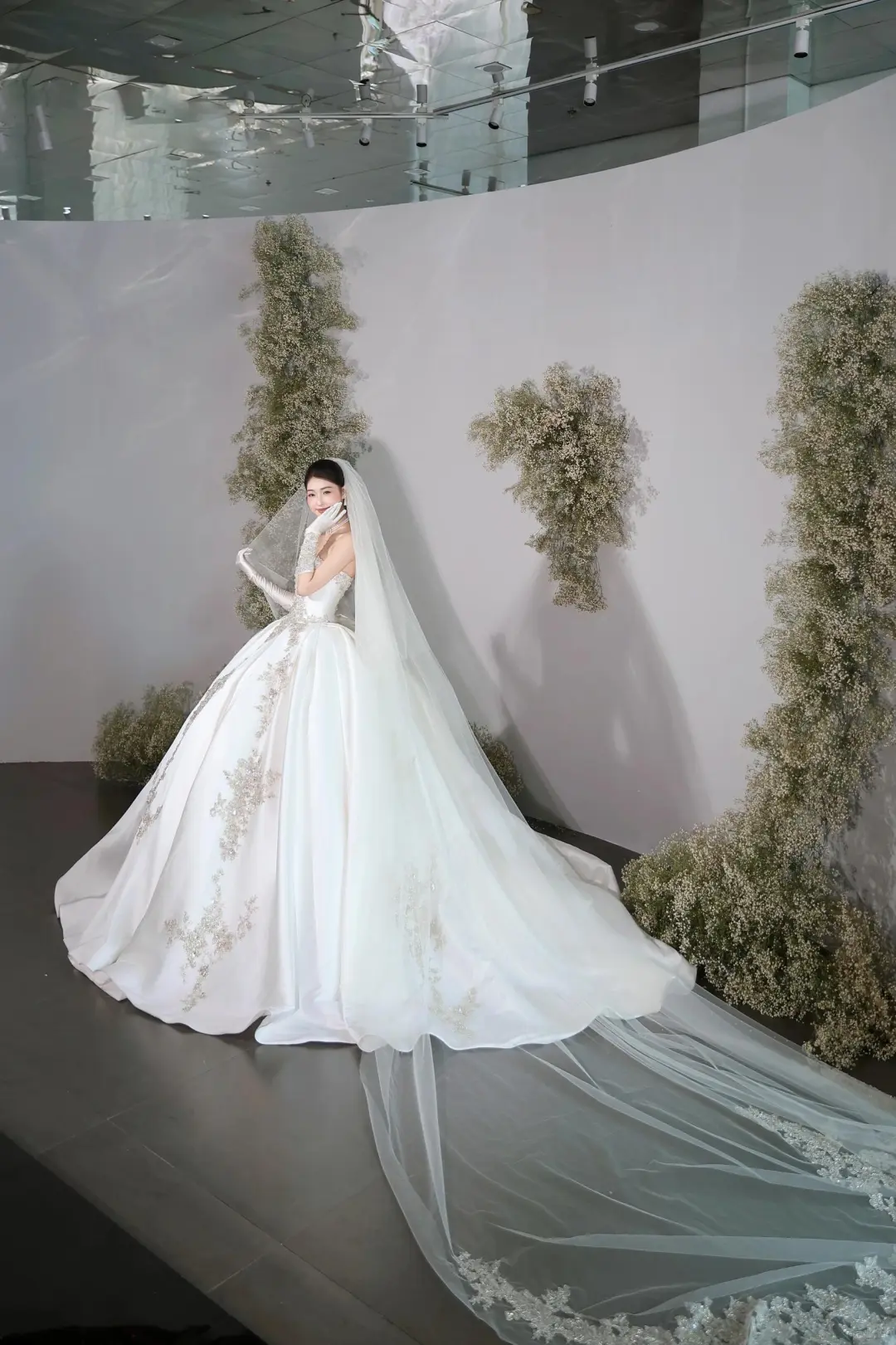 Zeitloses Ballkleid Trägerloses Weißes Spitzenapplikationen Langes Satin Brautkleid Schöne Formale Süße Brautkleider A049