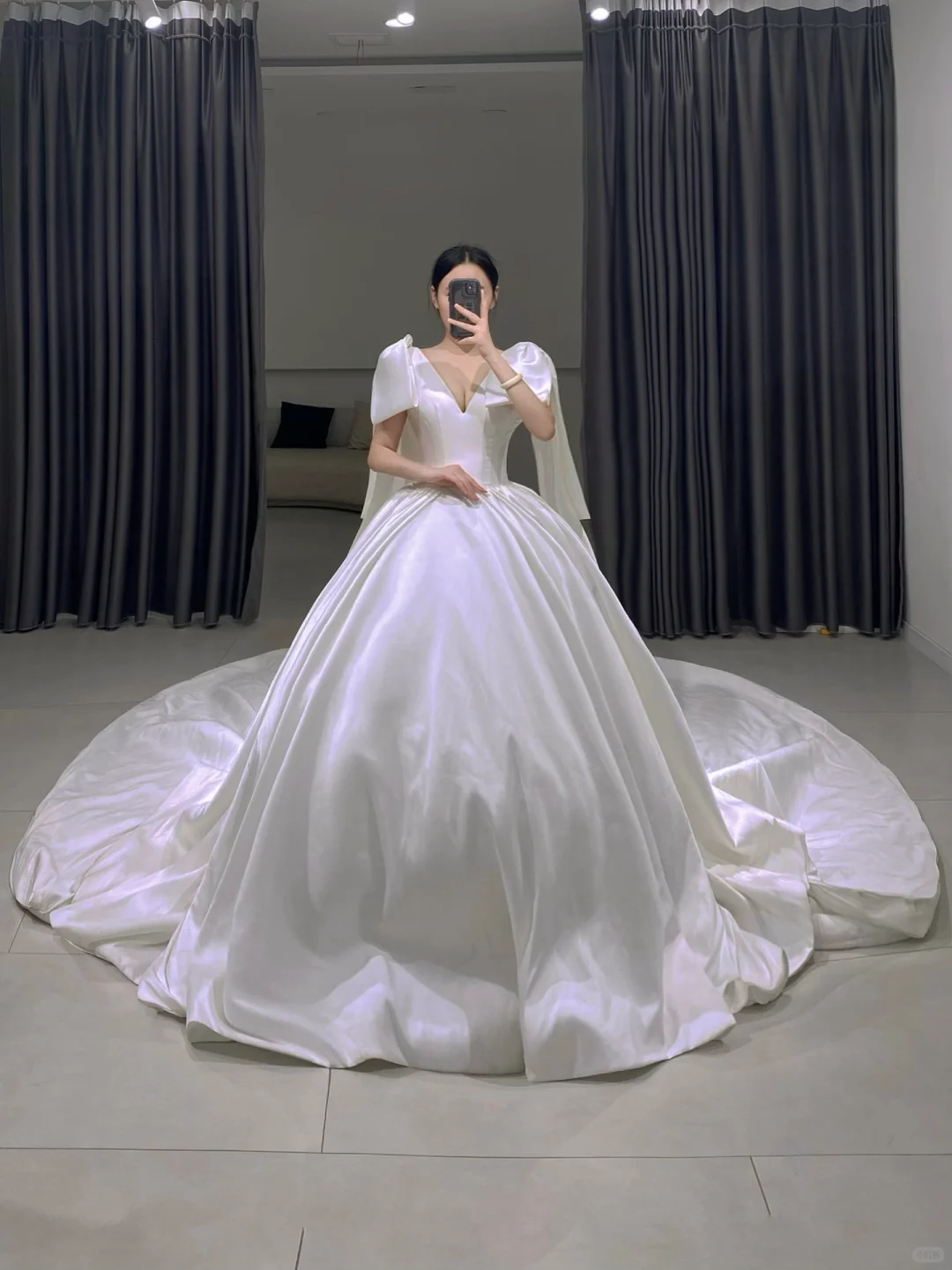 Zeitloses Ballkleid mit V-Ausschnitt, ärmelloses weißes Satin, langes Brautkleid, schöne formelle süße Brautkleider A091