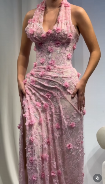 Elegantes Meerjungfrauen-Abendkleid mit Neckholder, V-Ausschnitt, rosa Spitze und hohem Schlitz – ein stilvolles Kleid für Teenager, ideal für festliche Anlässe, Partys und Abschlussbälle (AB1123).