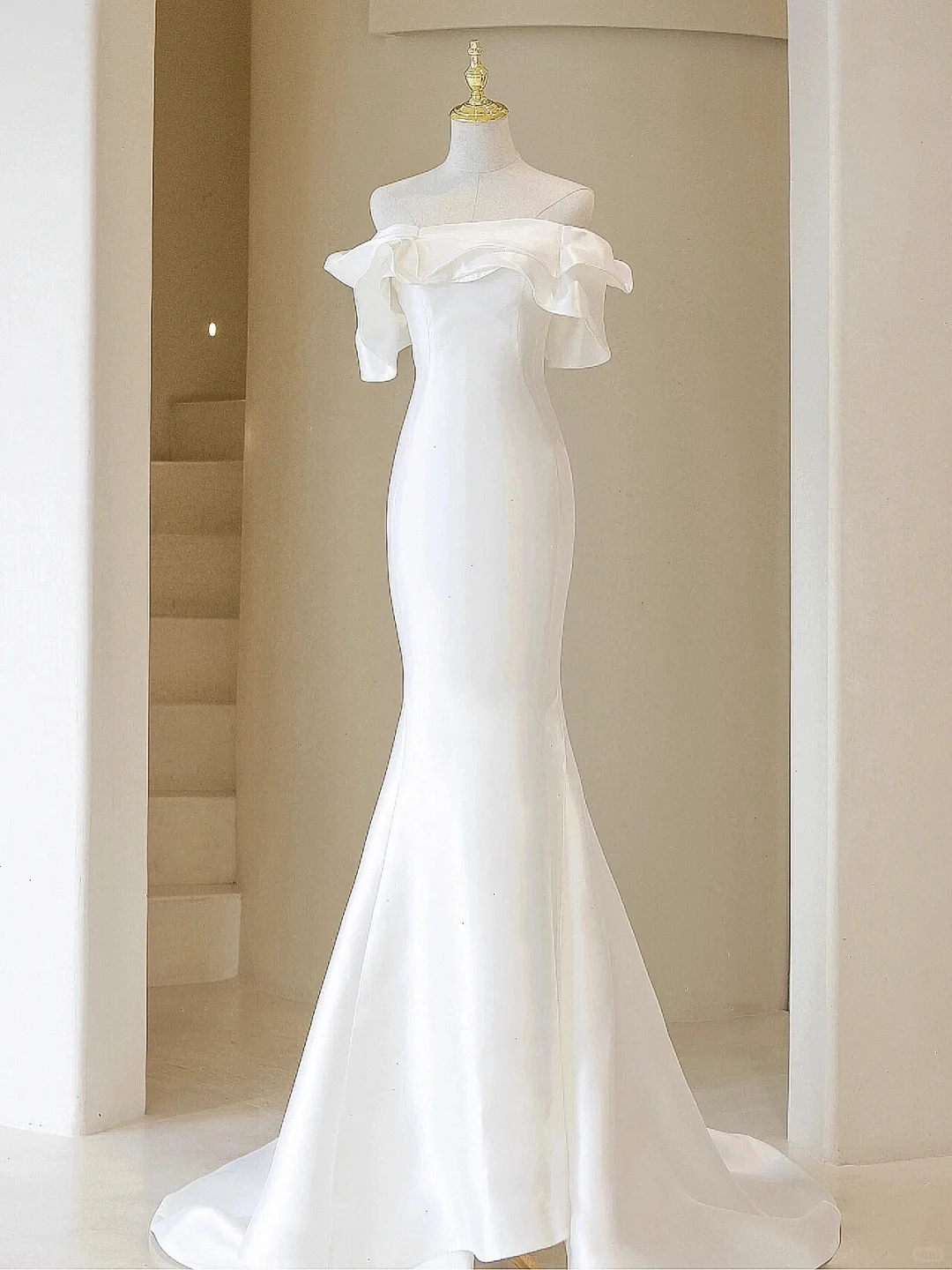 Zeitloses Meerjungfrauen-Brautkleid aus weißem Satin mit schulterfreiem Ausschnitt und kurzen Ärmeln, elegantes Hochzeitskleid AB849