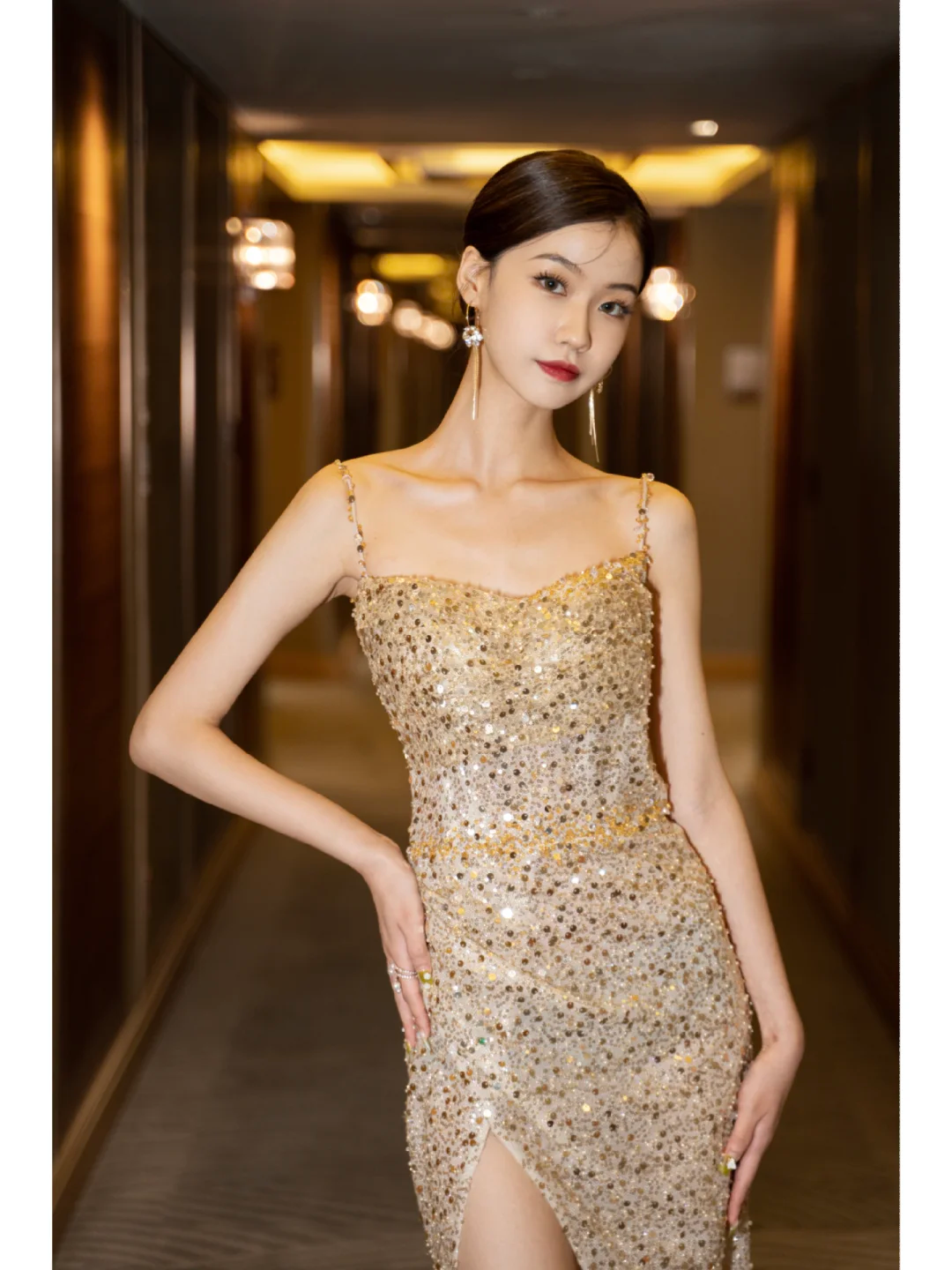 Sexy Meerjungfrauen-Abendkleid mit Spaghettiträgern, goldenen Pailletten, Schlitz und Falten für Teenager, formelles Abendkleid, Ballkleid AB861