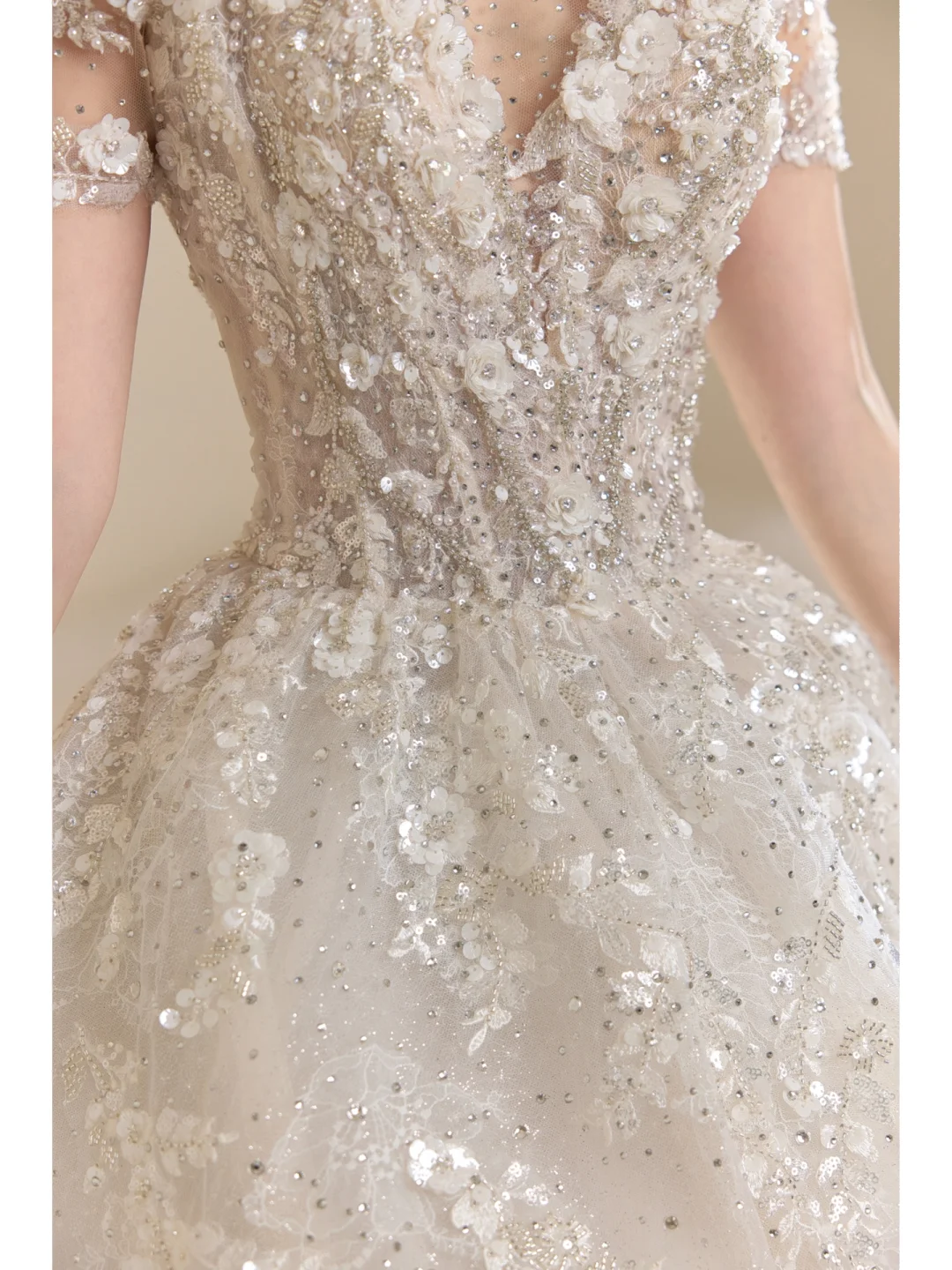 Zeitloses Brautkleid mit Spitzenapplikationen, Ballkleid im Prinzessinnenstil, Rundhalsausschnitt, Tüllkleid, kurze Ärmel, Brautkleid AB880
