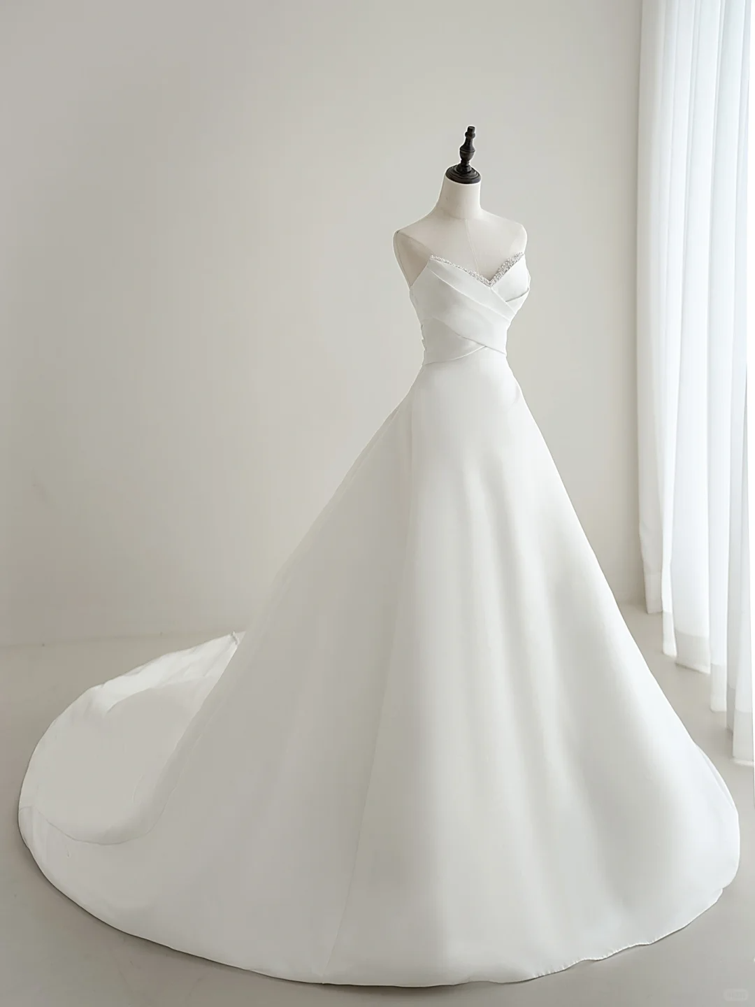 Zeitloses weißes Ballkleid für Damen, Satin-Hochzeitskleid mit Herzausschnitt und Perlenbesatz, Modell AC007