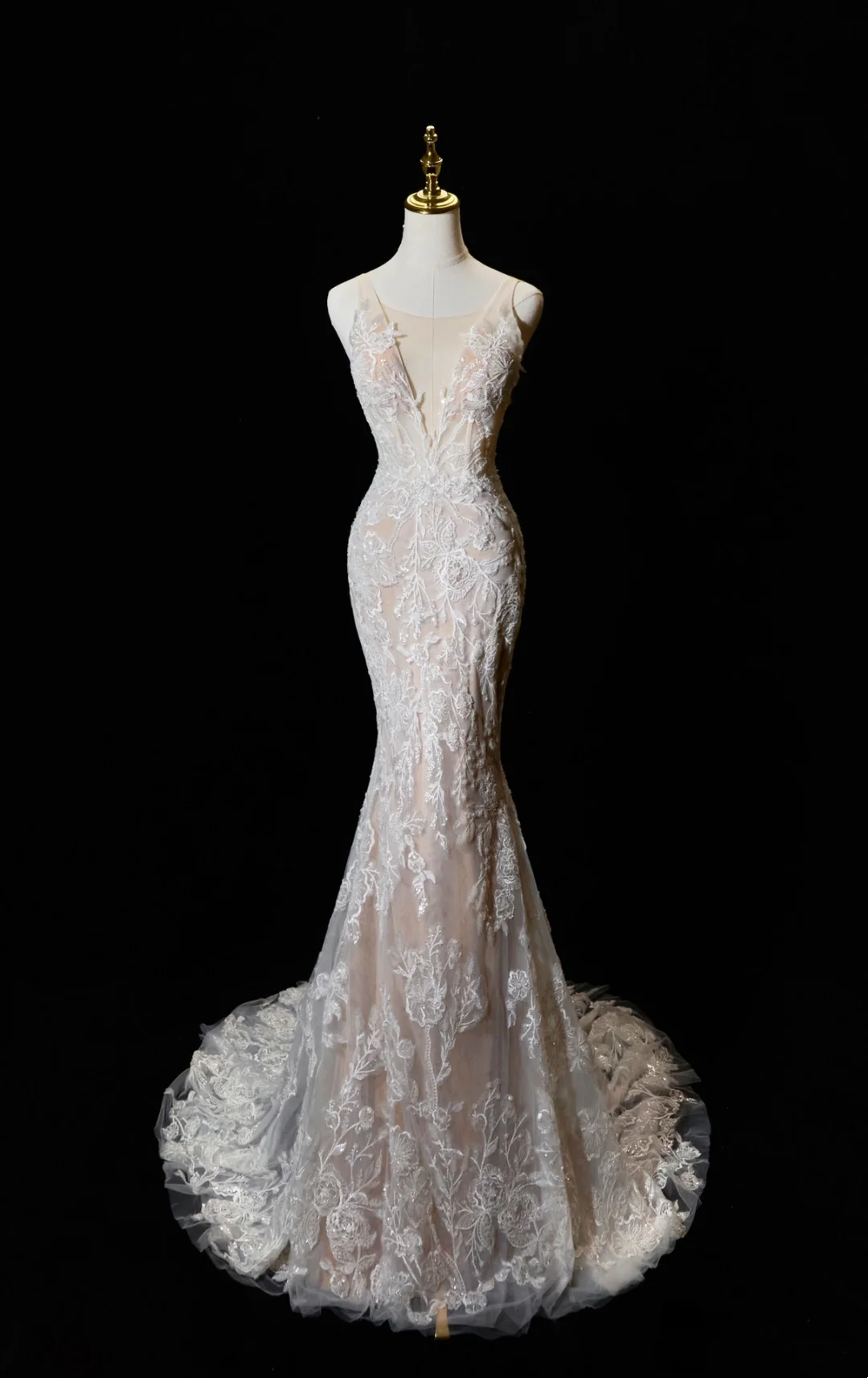 Robe de mariée sirène intemporelle à fines bretelles couleur champagne, ornée de dentelle et d'appliqués, AC14