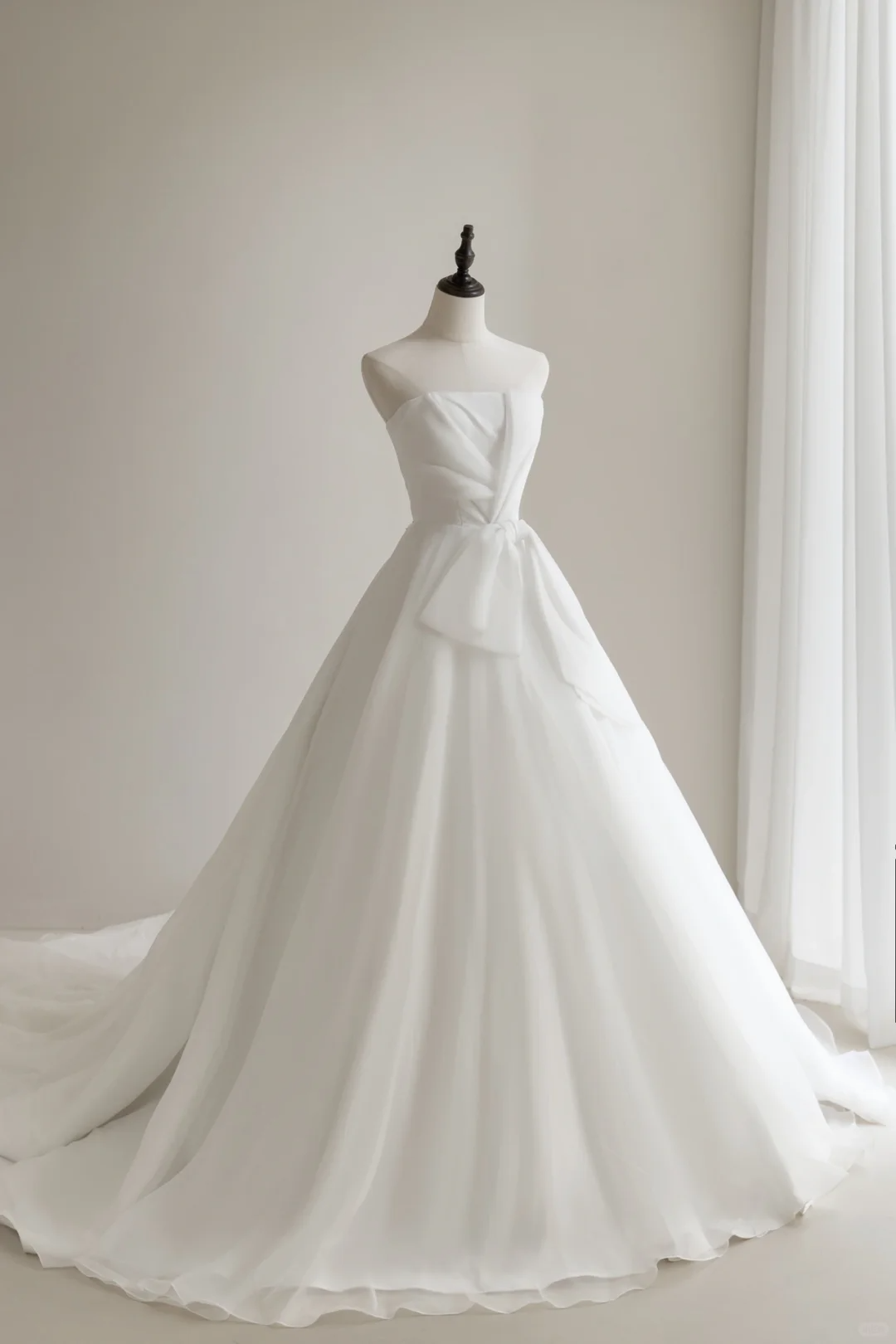Robe de mariée bustier simple en mousseline plissée, coupe trapèze, longueur au sol, modèle A041