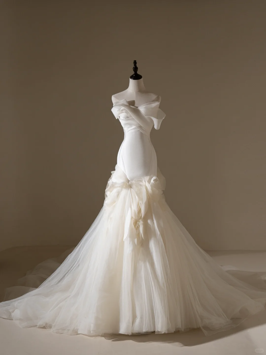 Zeitloses Meerjungfrauen-Brautkleid aus weißem Tüll mit Falten und Herzausschnitt, Modell AC041