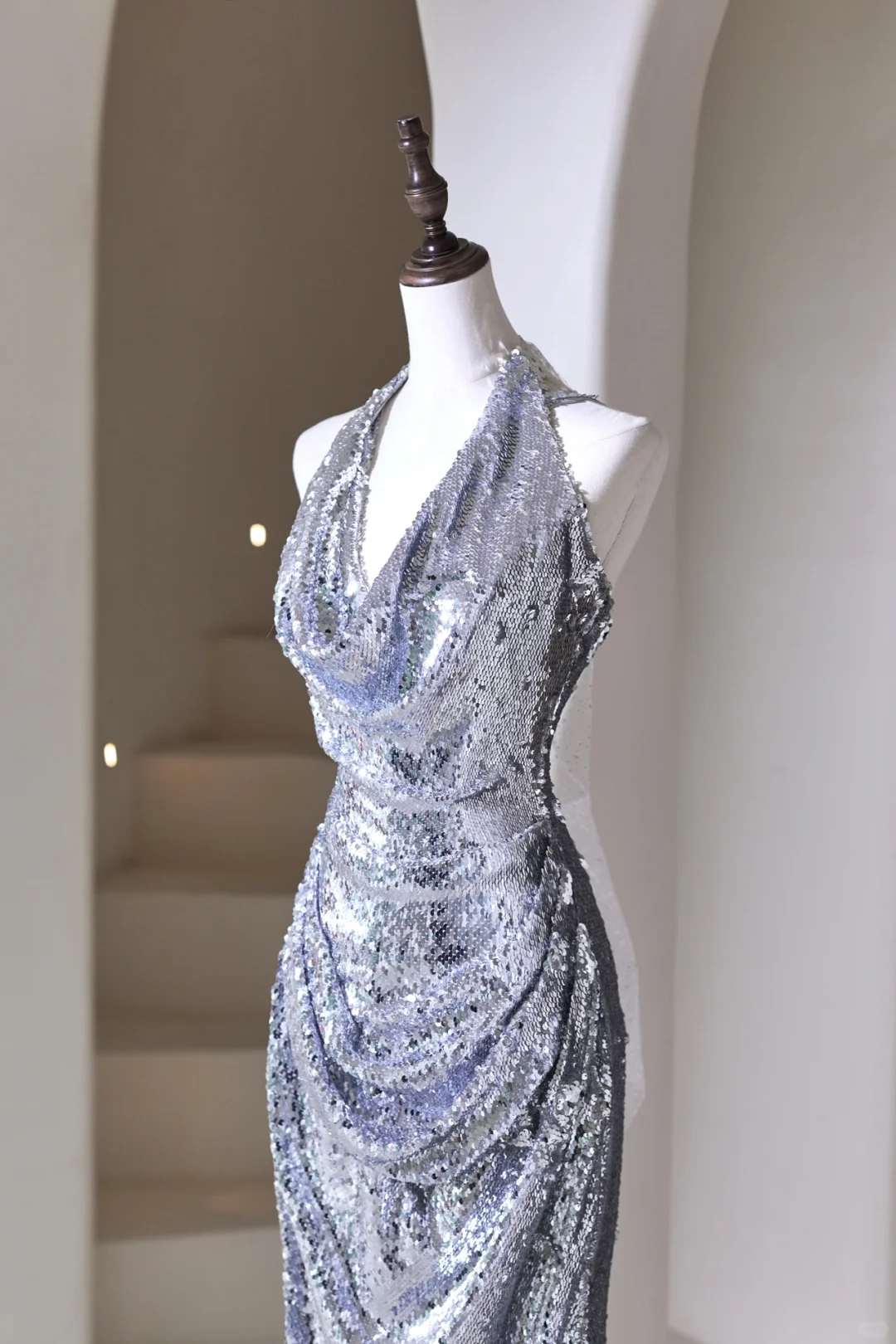 Robe de soirée sirène dos nu à sequins argentés pour femme, longue et élégante, idéale pour un bal de promo ou un 22e anniversaire (AC049)