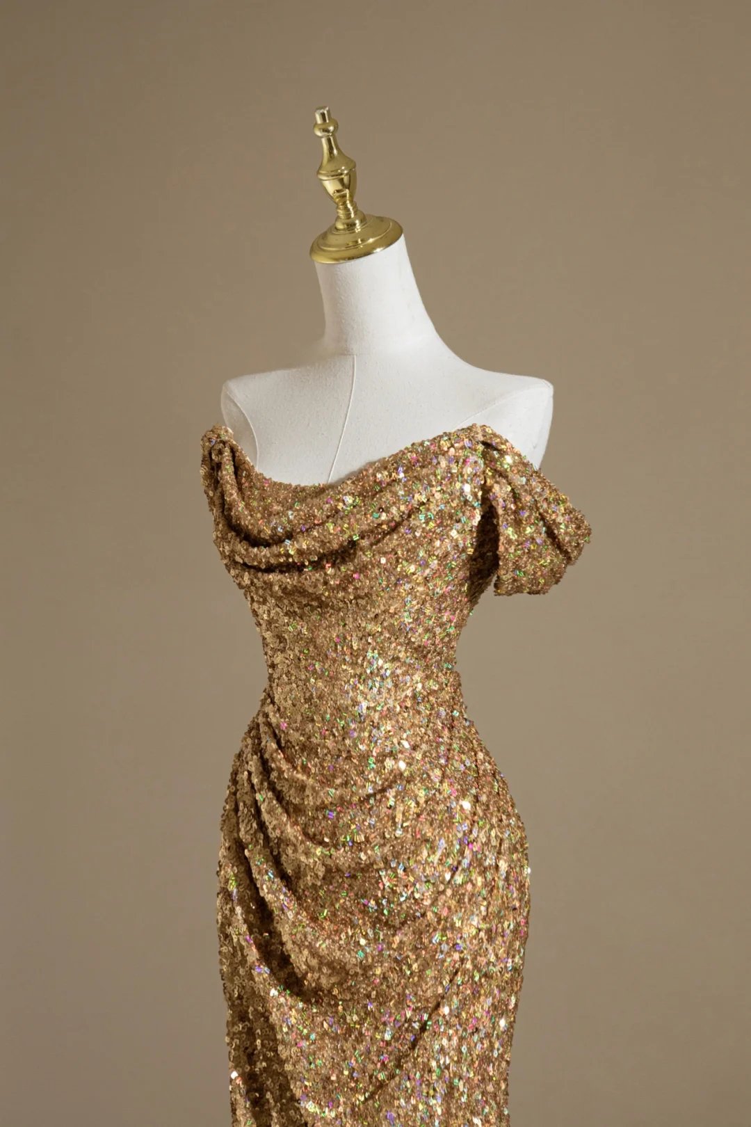 Elegantes Meerjungfrauen-Kleid mit schulterfreiem Ausschnitt und goldenen Pailletten für Damen – langes, formelles Ballkleid, Outfit für den 22. Geburtstag AC050