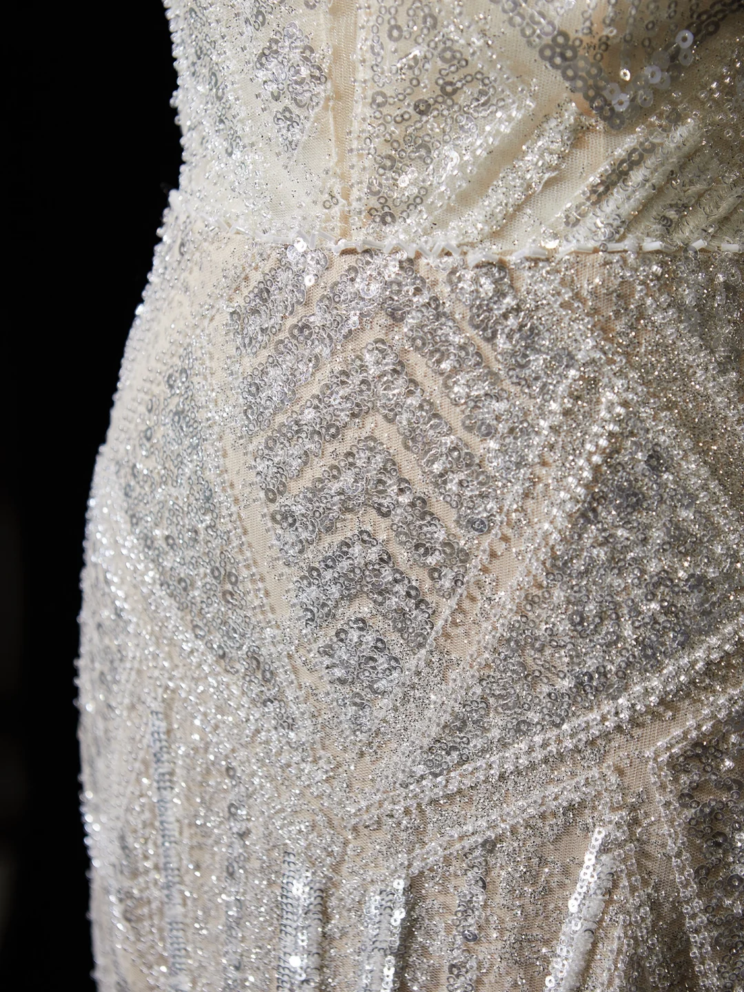 Robe de mariée sirène intemporelle à fines bretelles, ornée de sequins blancs et de plumes, référence AC064