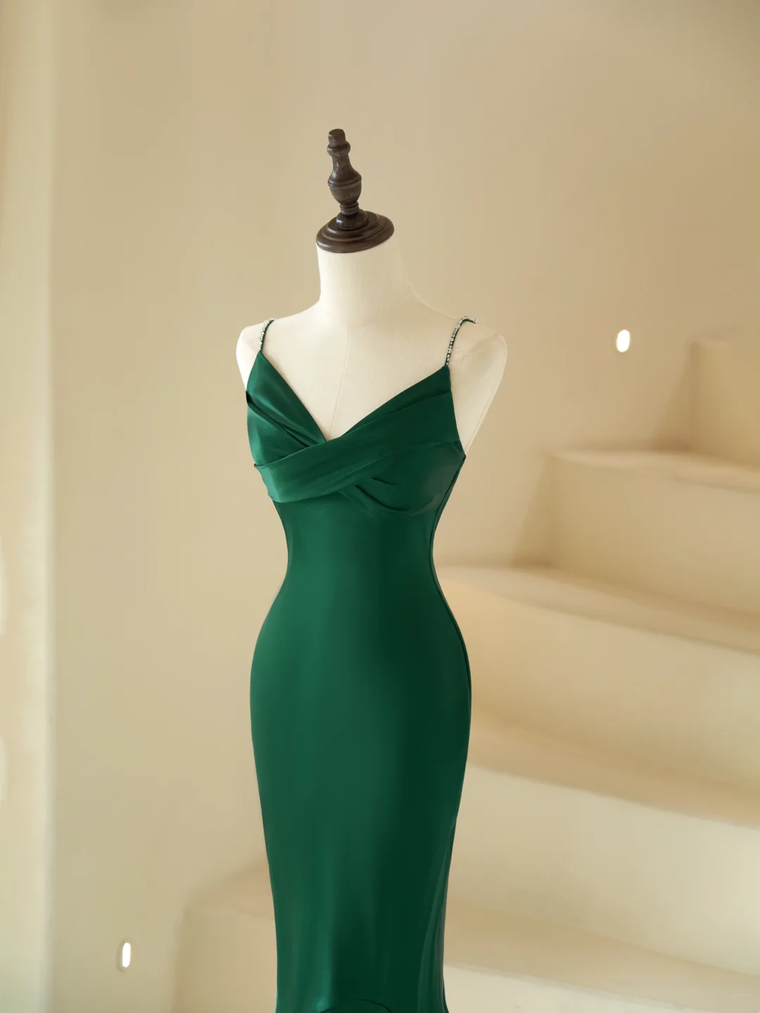 Elegantes Meerjungfrauen-Spaghettiträgerkleid mit Perlen, langes dunkelgrünes Satinkleid für Damen, Partykleid, formelles Ballkleid, Outfit zum 22. Geburtstag AC065