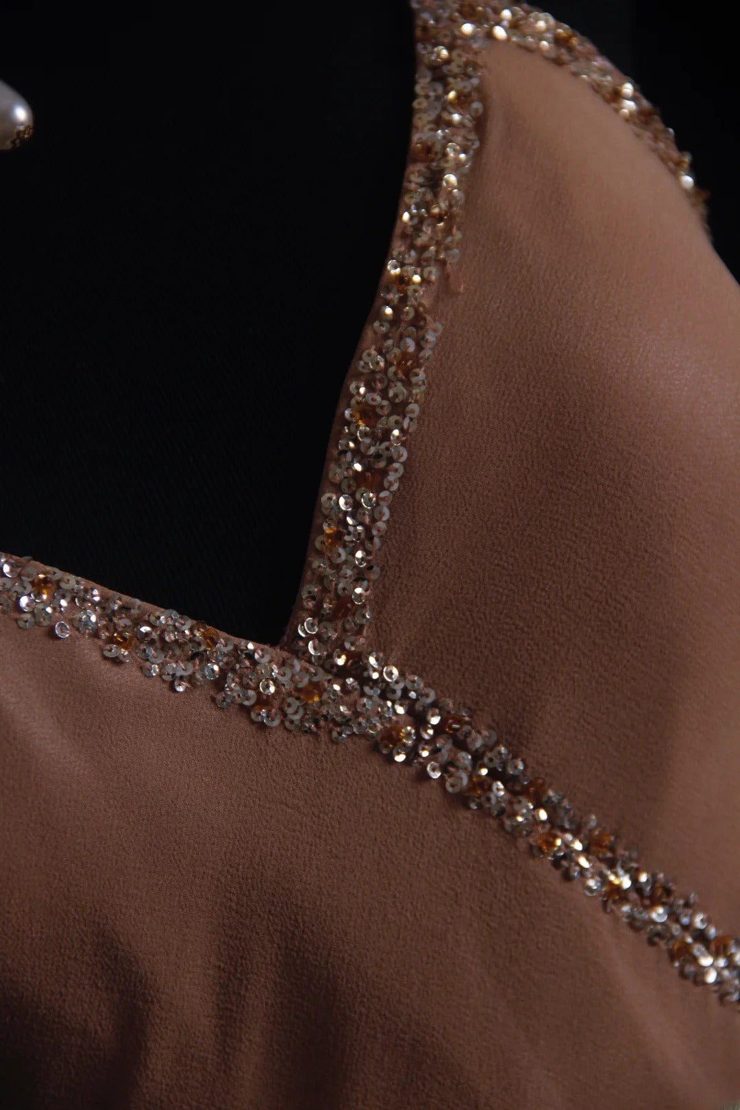 Robe de soirée longue sirène en mousseline marron style années 90, ornée de perles, avec dos nu et bretelles. Idéale pour les fêtes, les bals de fin d'année ou les anniversaires (21 ans). AS005