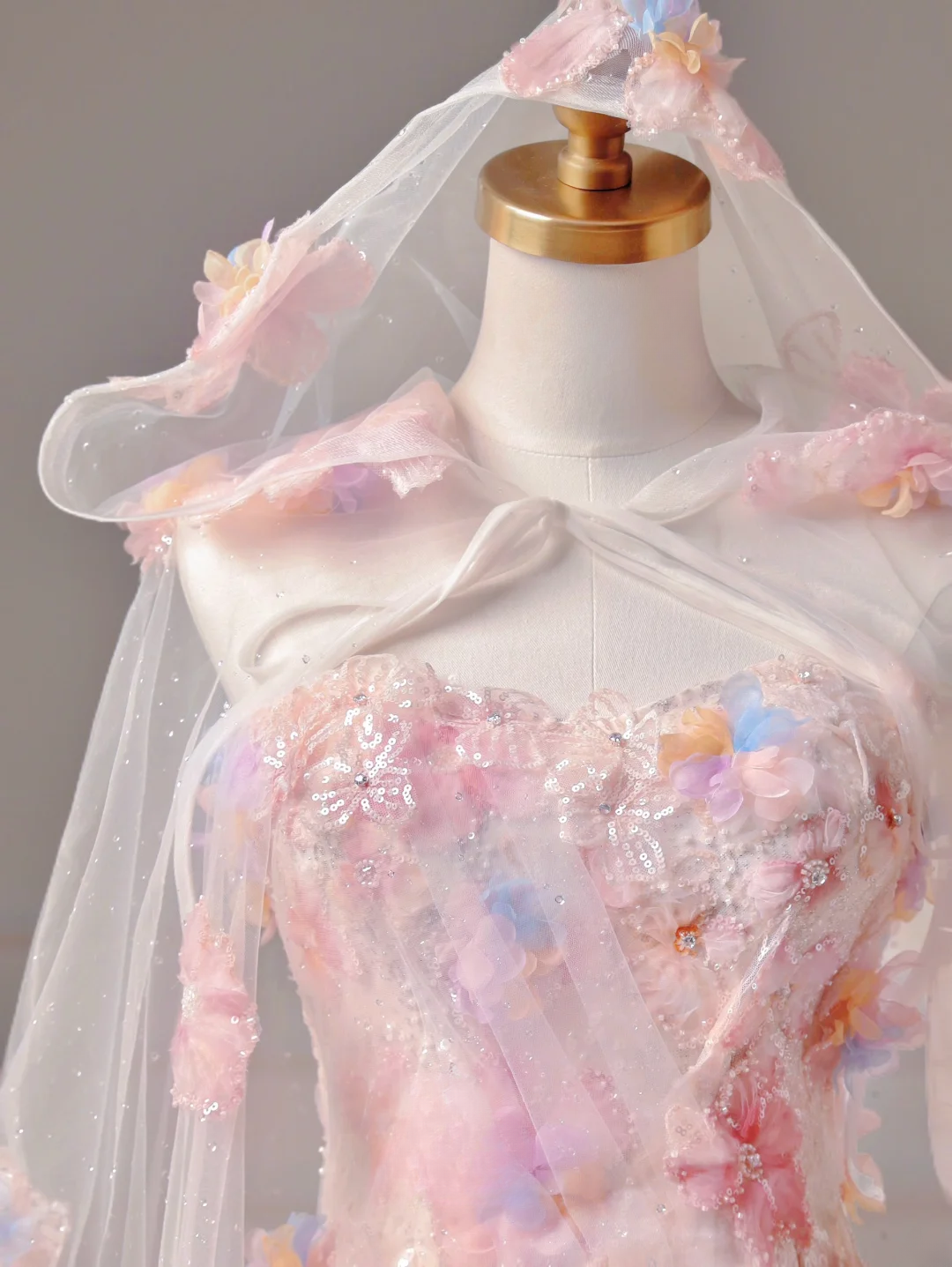 Elegantes, trägerloses A-Linien-Abendkleid aus rosa Spitze und Tüll mit Cape – ein stilvolles, langes Abendkleid für Teenager und Schülerinnen (AQ006).