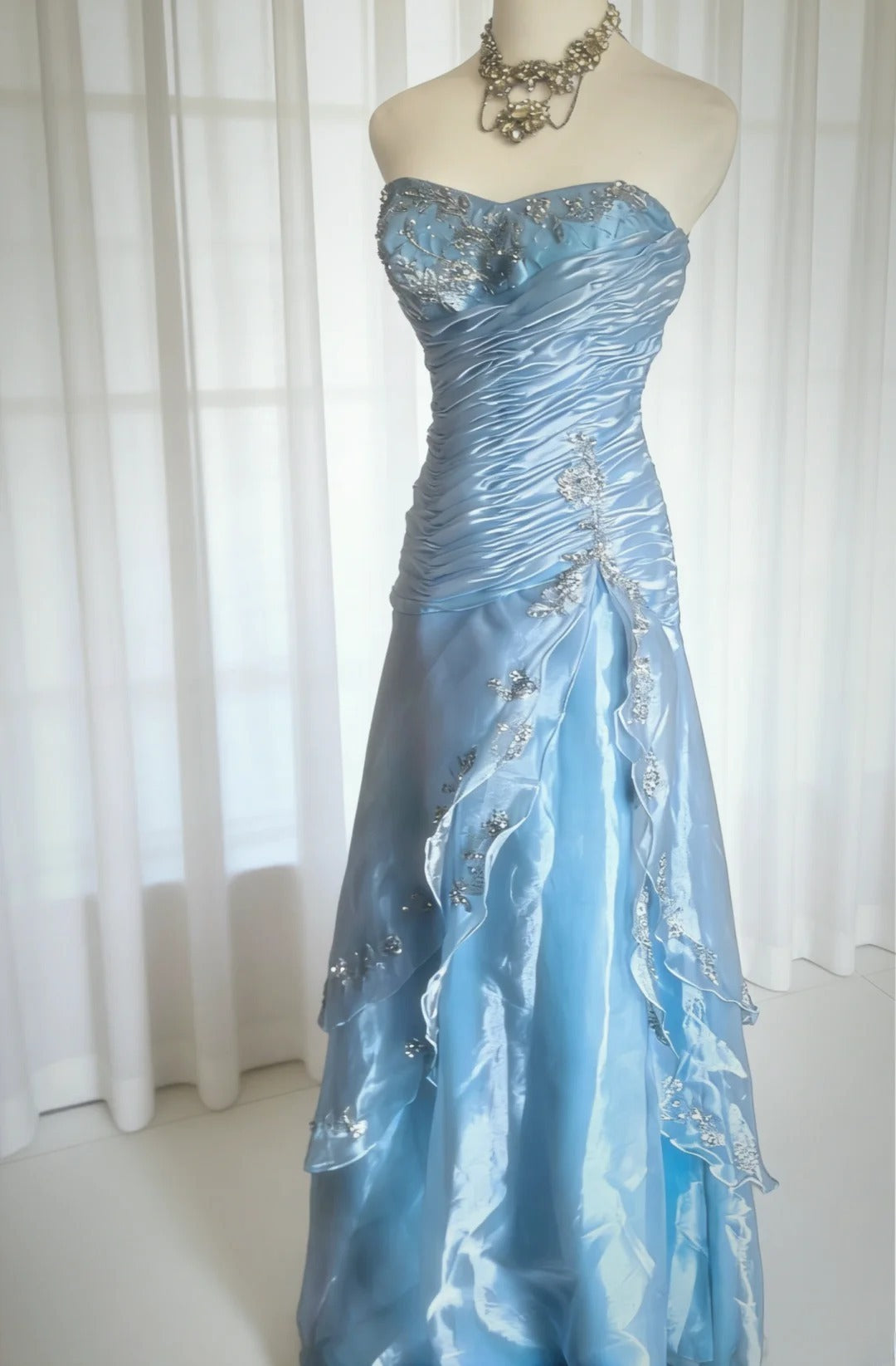 Robe de bal longue en tulle bleu style années 90, coupe trapèze, bustier en cœur et taille basse, ornée de perles, idéale pour un 20e anniversaire (AS010)