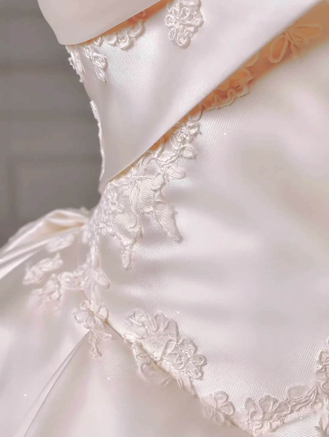 Langes Prinzessinnen-Brautkleid, Ballkleid mit Herzausschnitt, plissiertem Tüll und abnehmbaren Ärmeln, weißes Brautkleid AQ011