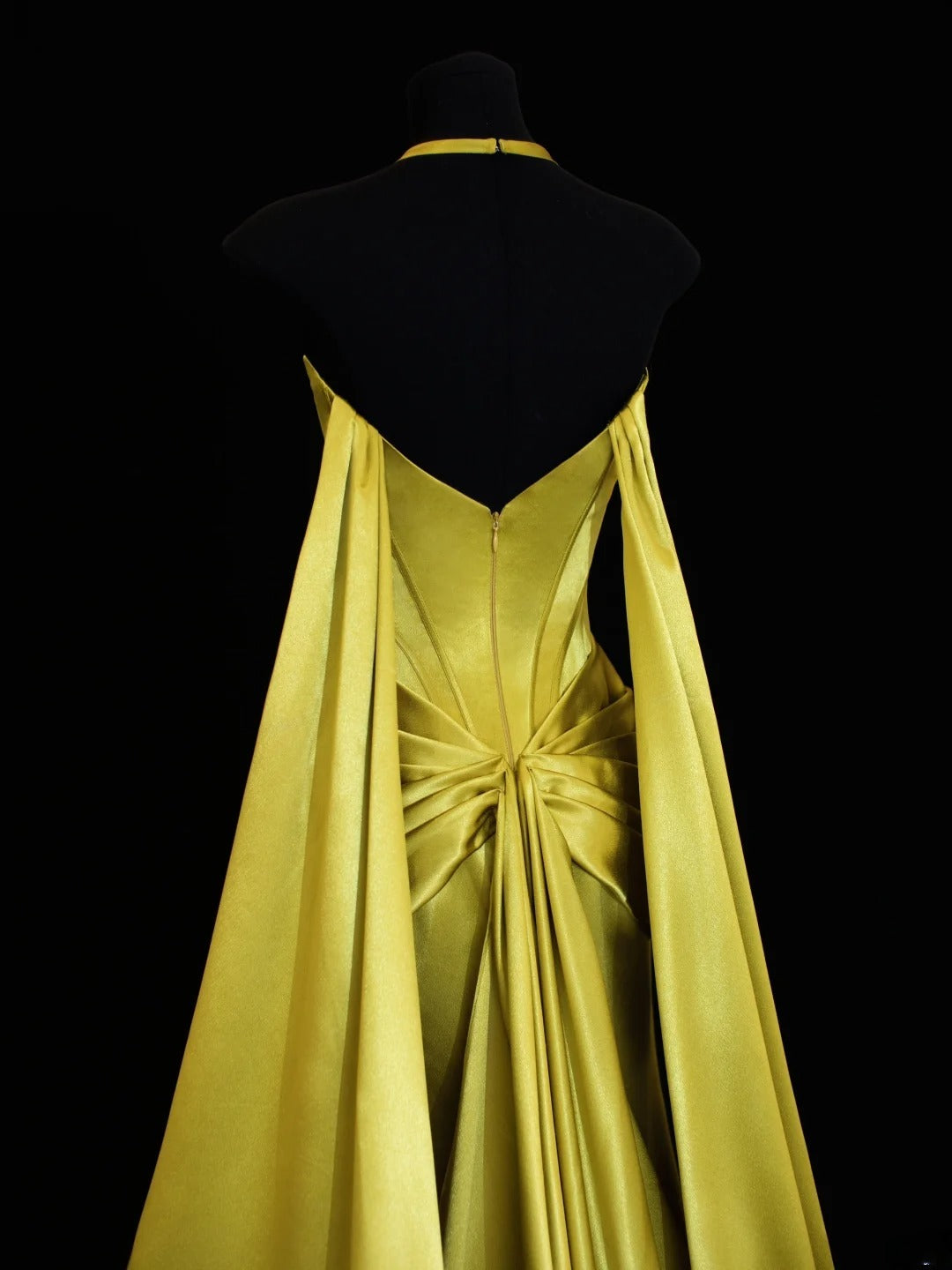 Elegantes, schlichtes Meerjungfrauen-Abendkleid mit Neckholder, goldfarbenem Herzausschnitt und Cape-Stil – ein beeindruckendes langes Abendkleid für festliche Anlässe (SA011).