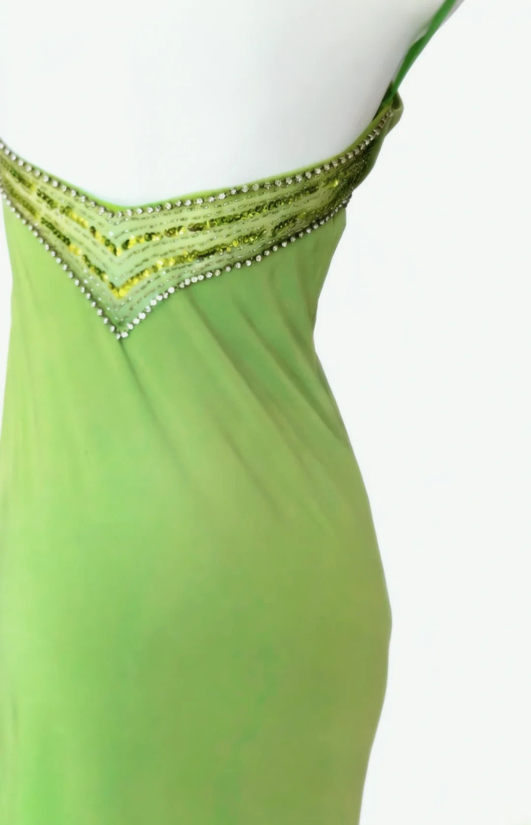 Robe de bal longue verte style années 90, col fourreau et dos nu, ornée de perles, idéale pour un 20e anniversaire ou toute autre occasion spéciale (AS013).
