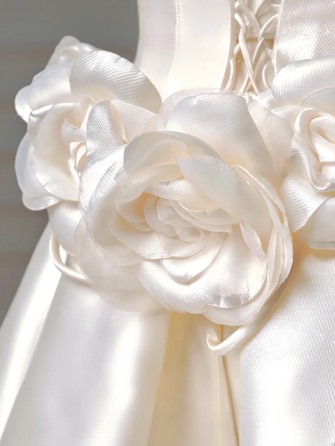 Robe de mariée longue et romantique, style sirène, épaules dénudées, en satin plissé, avec manches, référence AQ015