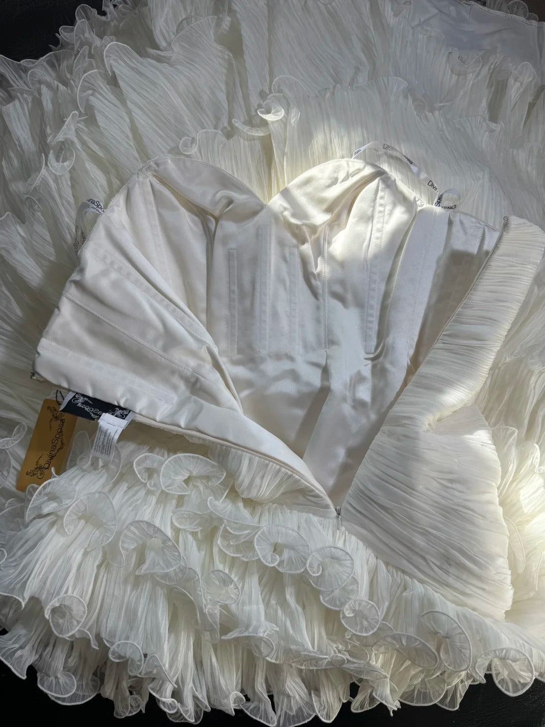 Zeitloses, trägerloses, ärmelloses Meerjungfrauen-Brautkleid mit Herzausschnitt, weißem Tüll, gestuften Falten und Perlen, langem Rock, figurbetontem Schnitt, Vintage-Stil der 1920er Jahre, AS026