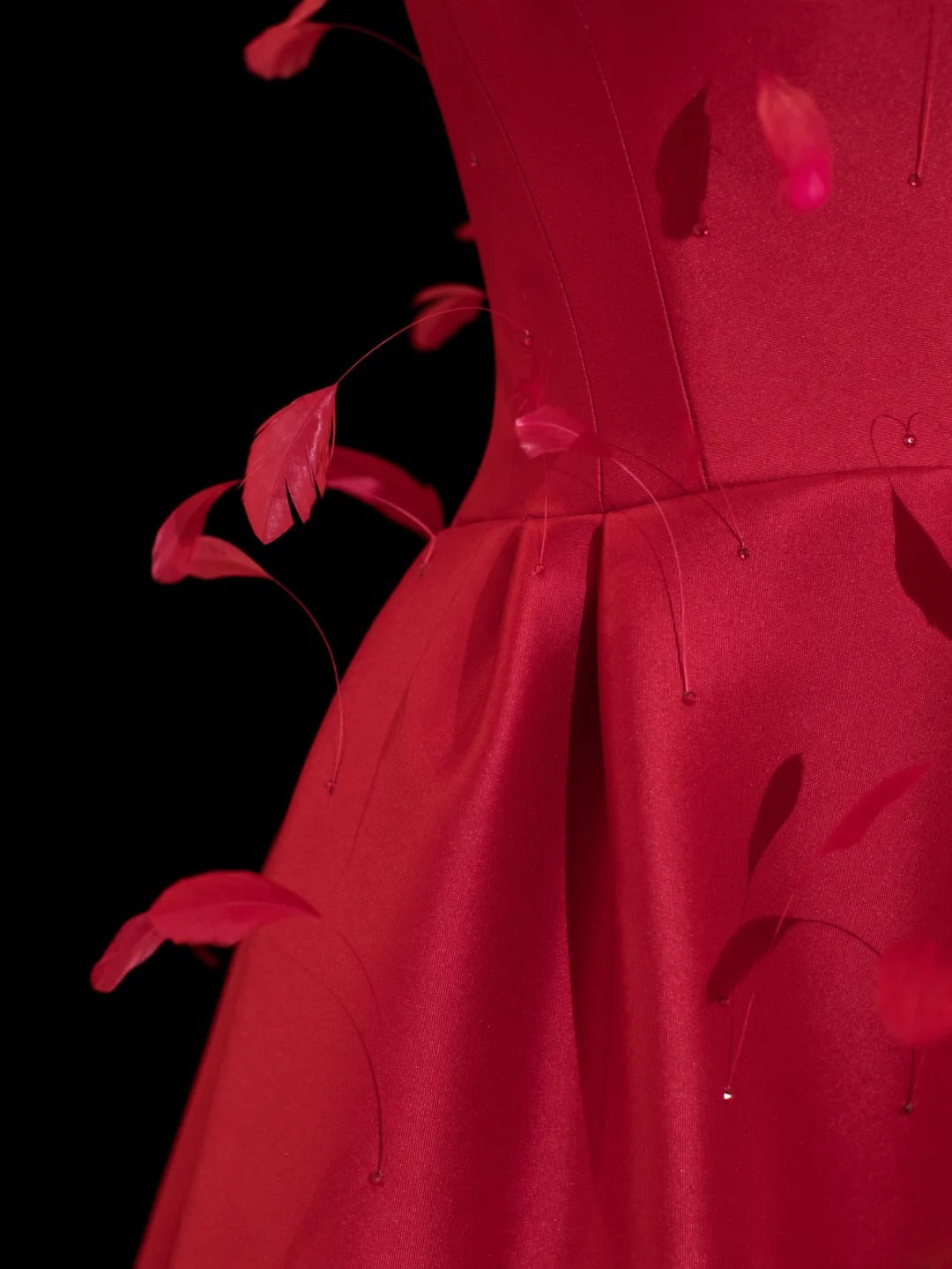 Ästhetisches, trägerloses, rotes Satinkleid mit Federn – ein beeindruckendes langes Ballkleid für festliche Anlässe und Partys (SA027)