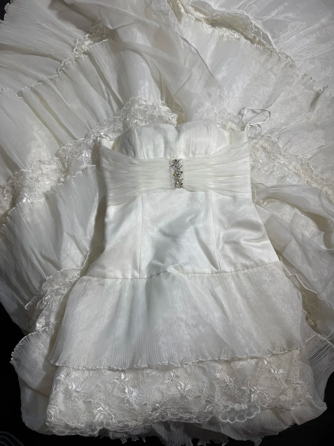 Zeitloses, ärmelloses, trägerloses, langes Vintage-Brautkleid im Stil der 1920er Jahre mit A-Linien-Rock, weißer Spitze und Stufenrock, AS028