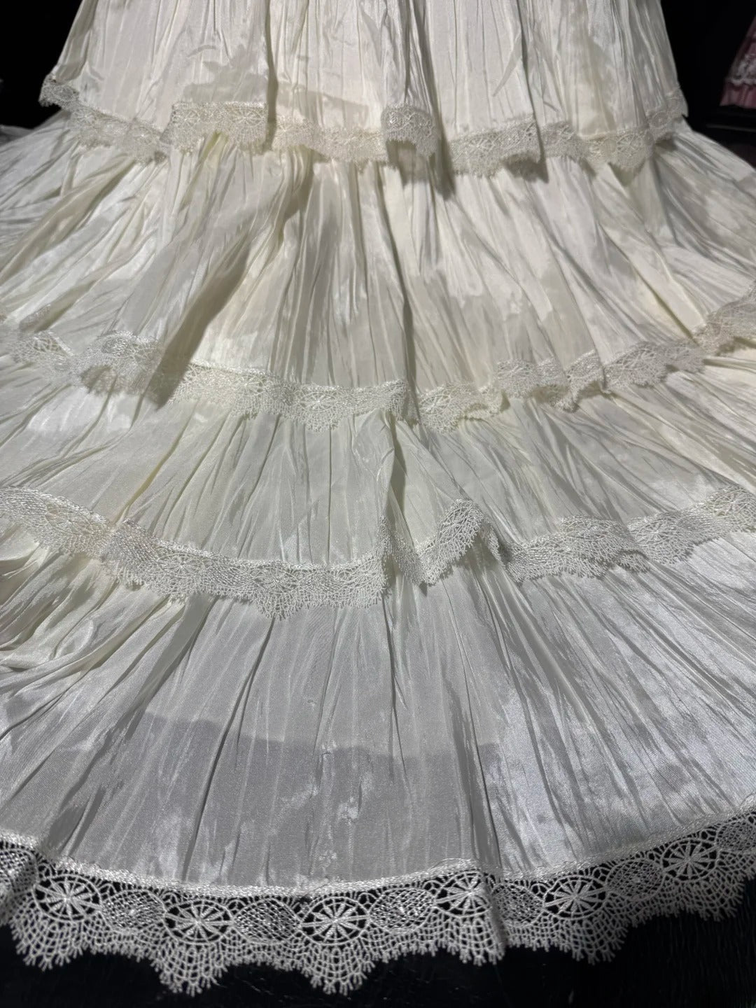 Robe de mariée vintage intemporelle pour femme, coupe trapèze, sans bretelles, en dentelle blanche à volants et satin, style années 1920, AS031