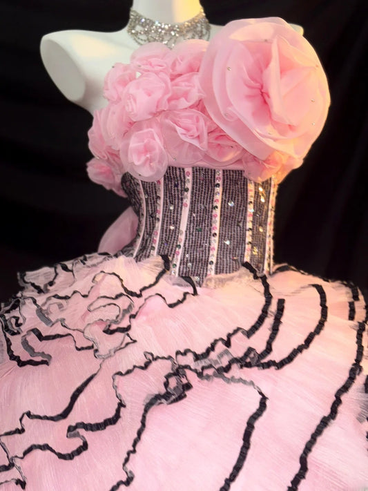 Niedliches Ballkleid, trägerlos, rosa Tüll mit Blumen, gestufte Lagen, langes Quinceanera-Kleid Vestido de 15 de Cenicienta RB3373