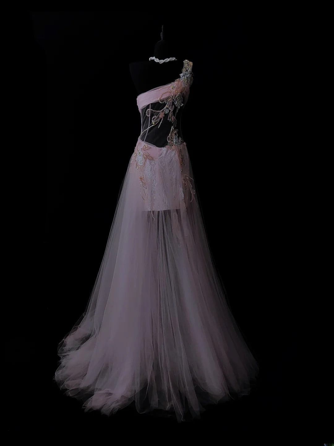 Robe de soirée modeste en tulle lilas poudré à une épaule, coupe trapèze, avec application d'appliqués, idéale pour les lycéennes et les jeunes filles en fin d'année (AS035).