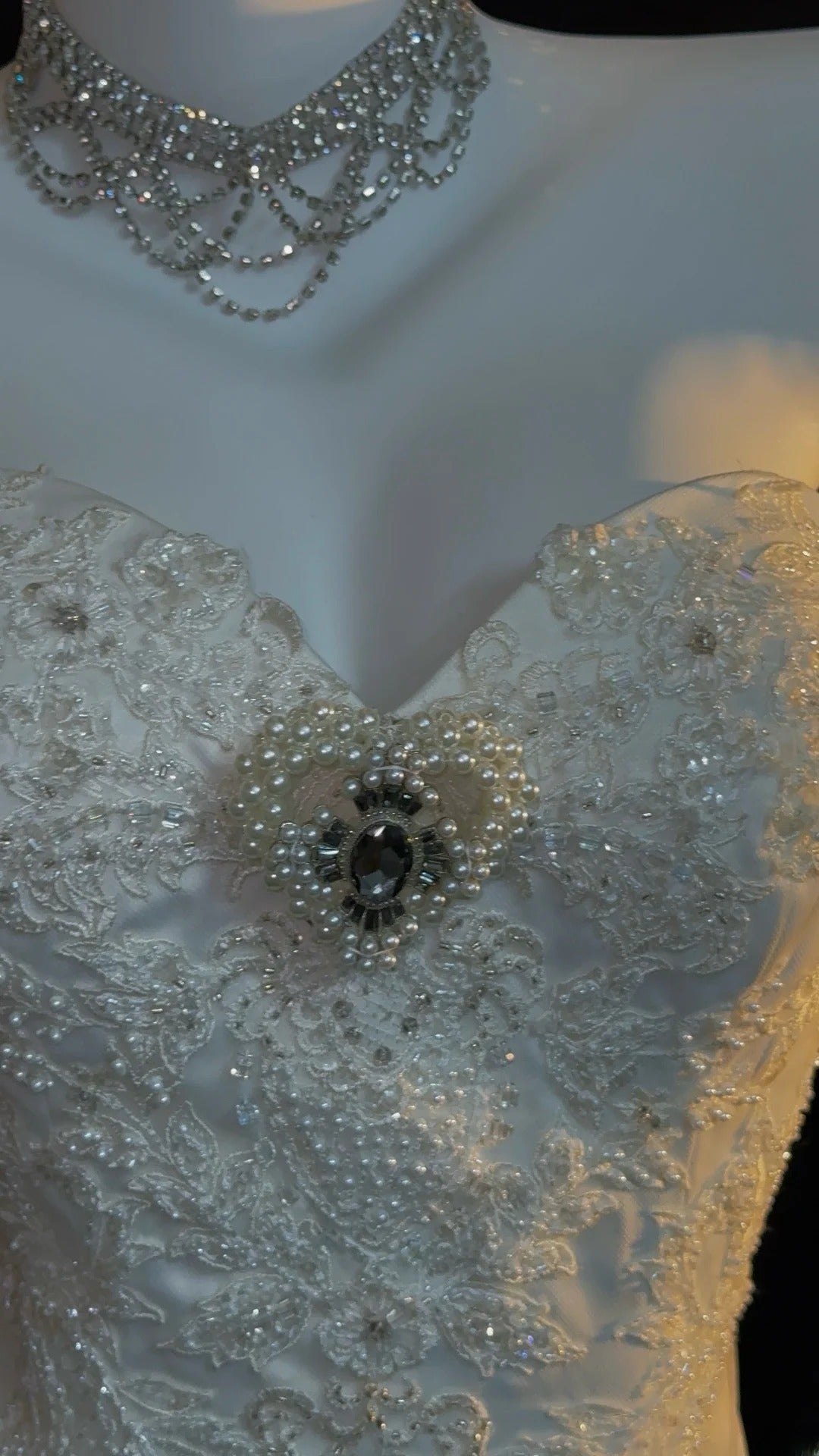 Robes de mariée longues en dentelle blanche sans manches col cœur sirène vintage RB3441