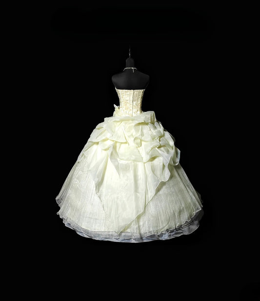 Charming Ball Gown Strapless Ivory Organza Quinceanera Dresses With Tiered For Sweet 15 Anos Celebration Birthday Formal Gown RB8818