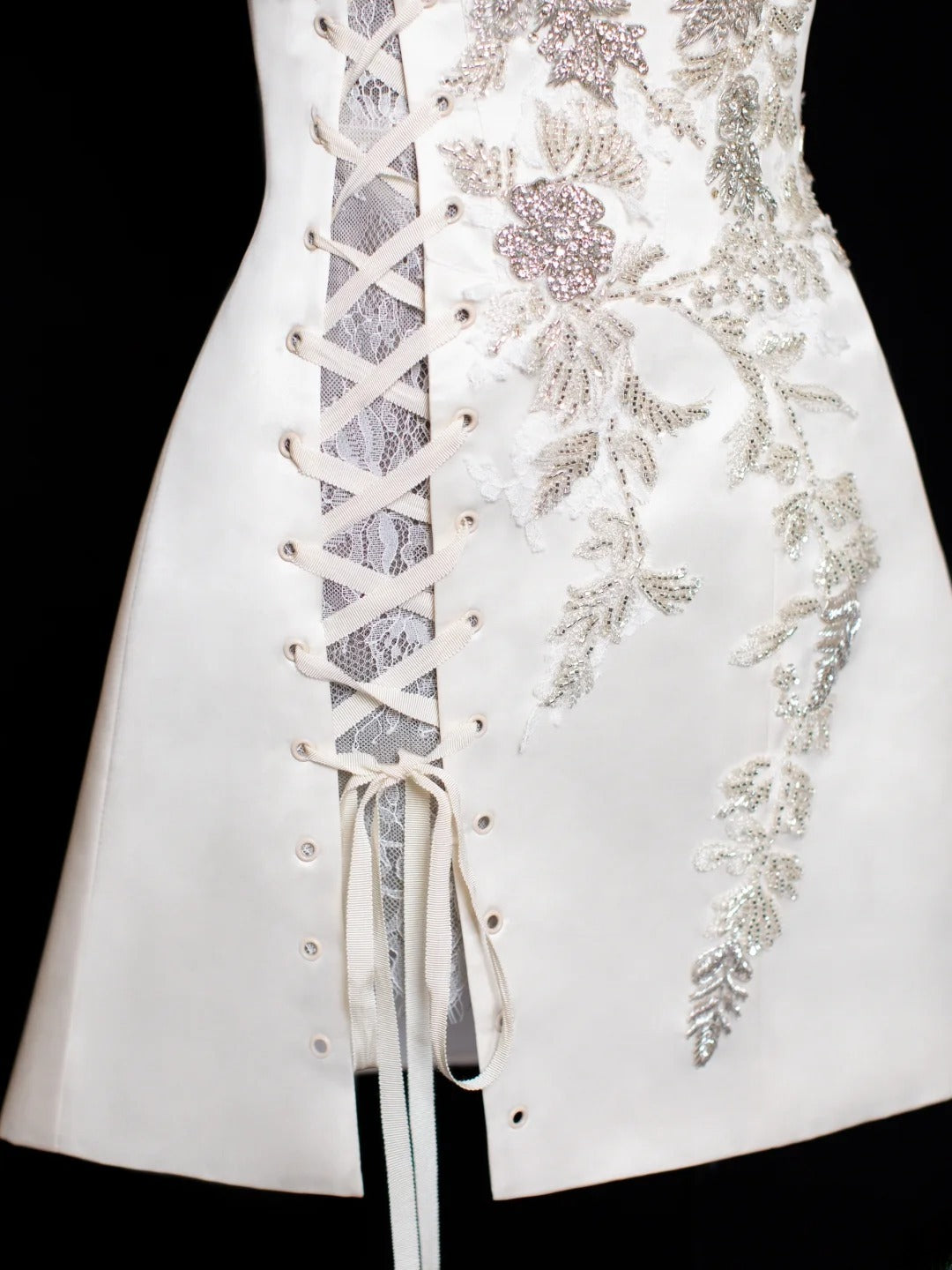 Robe de soirée courte blanche coupe trapèze, idéale pour un 16e anniversaire, un bal de promo ou un cocktail (SA038)