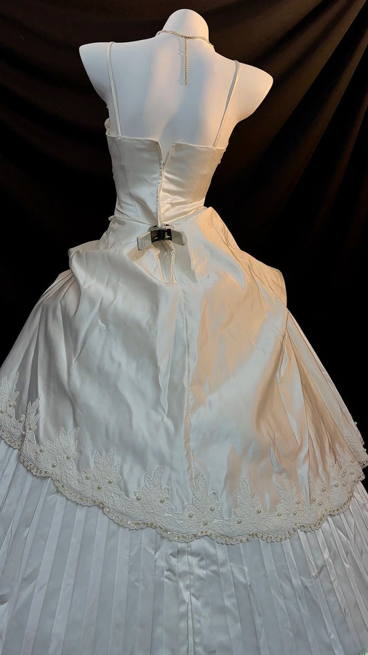Vintage Ball Gown Spaghetti Strap Satin With Ruffles Sleeveless White Lace Long Wedding Dresses RB3443