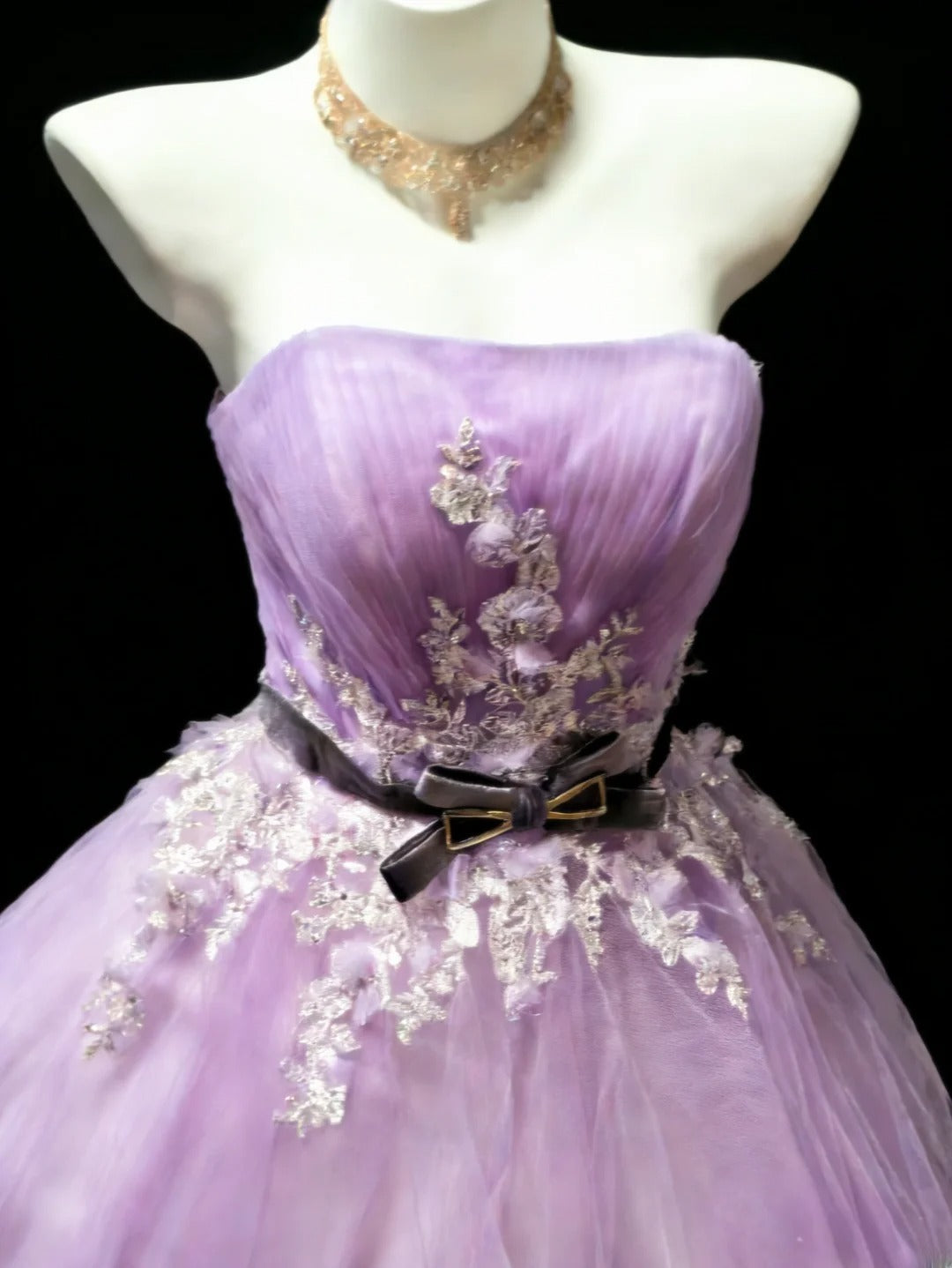 Robe de bal lilas sans bretelles, bustier et sans manches, ornée d'appliqués en tulle, longue, idéale pour une quinceañera, un anniversaire de 15 ou 16 ans (AS049).