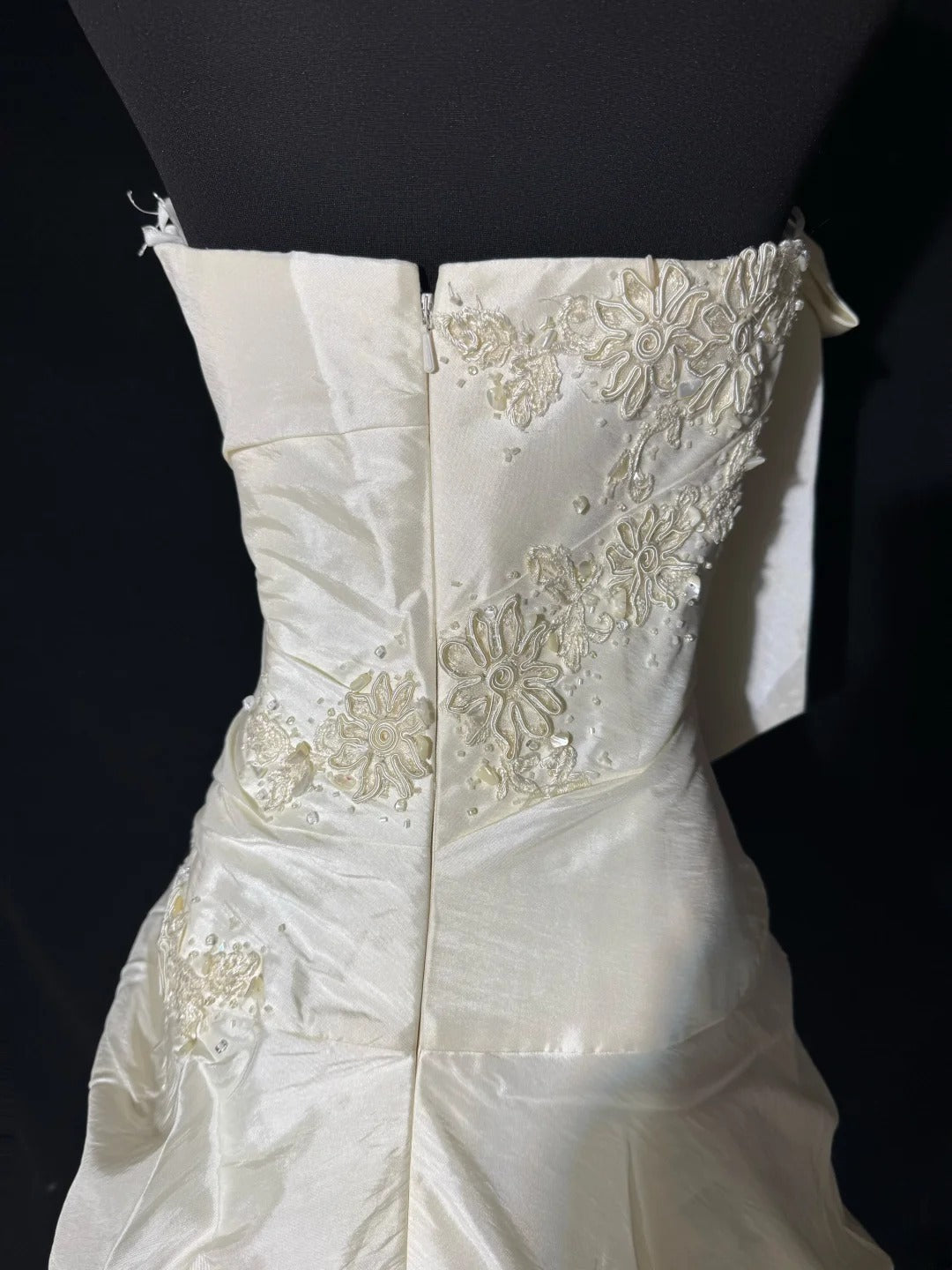 Zeitlose lange Brautkleider im Stil der 70er Jahre: Elegante Neckholderkleider im Meerjungfrauen- und Boho-Stil mit Spitze, figurbetont und perlenbesetzt – auch in kleinen und großen Größen erhältlich (AS050).