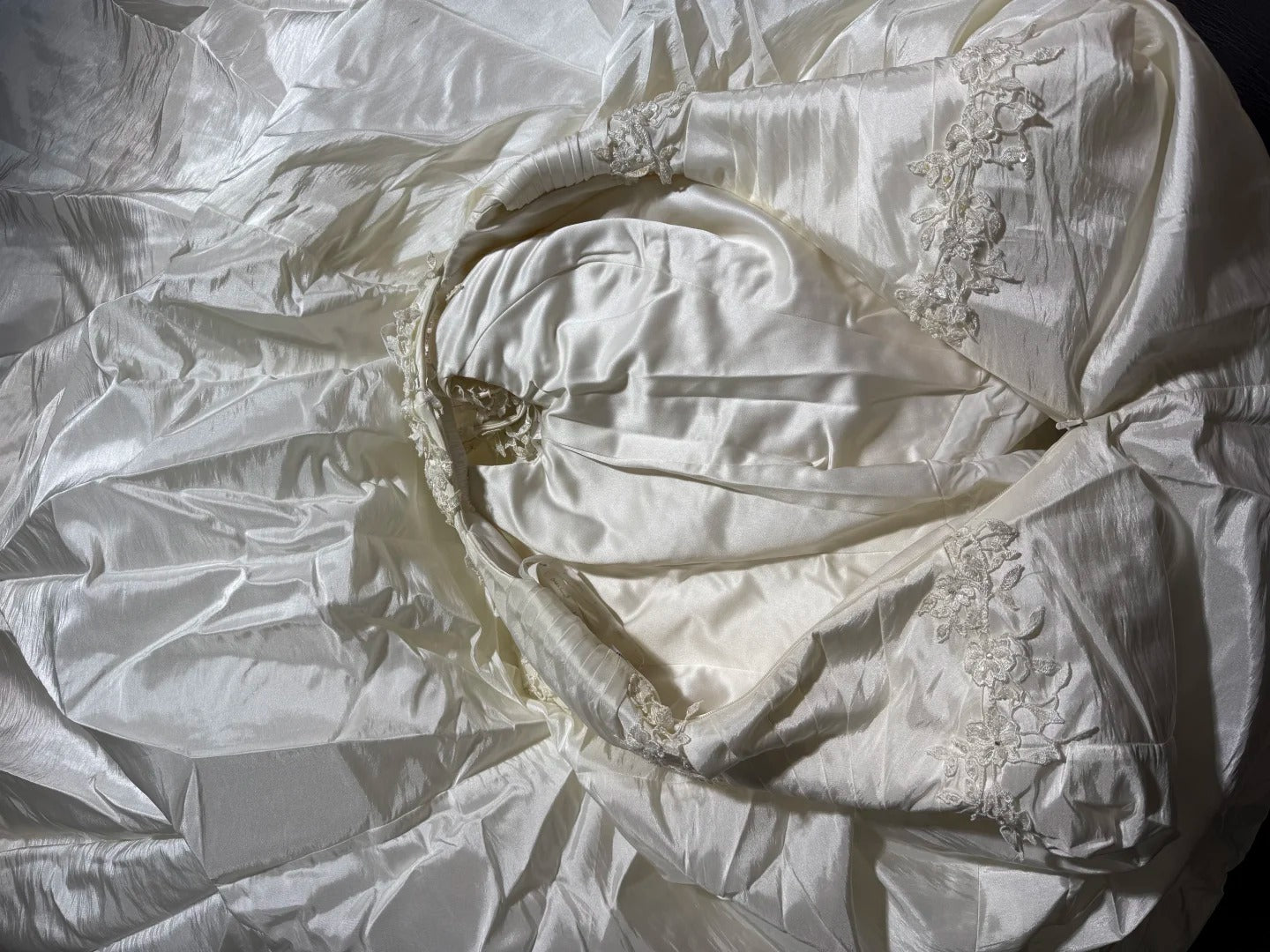Robe de mariée longue vintage années 1960, robe de bal style col V pour la mariée, à volants avec traîne en dentelle plissée, robe de mariée blanche AS054