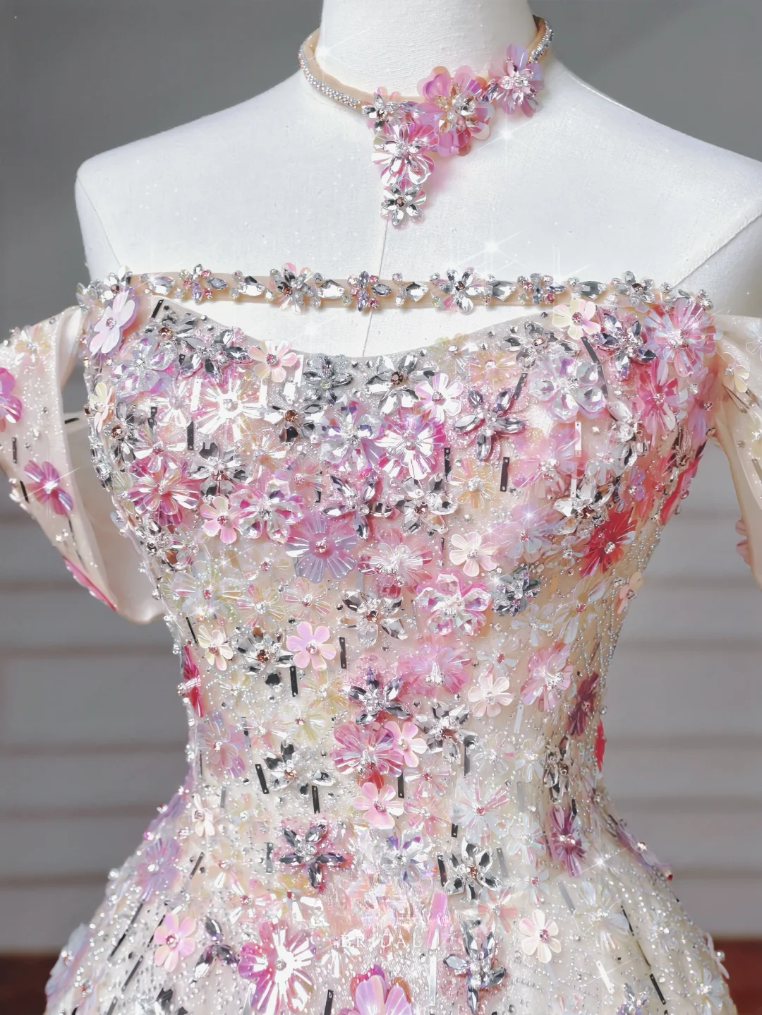 Magnifique robe de bal bustier blanche à sequins, longue et élégante, ornée de perles, idéale pour les soirées et les fêtes d'adolescentes (AQ059).
