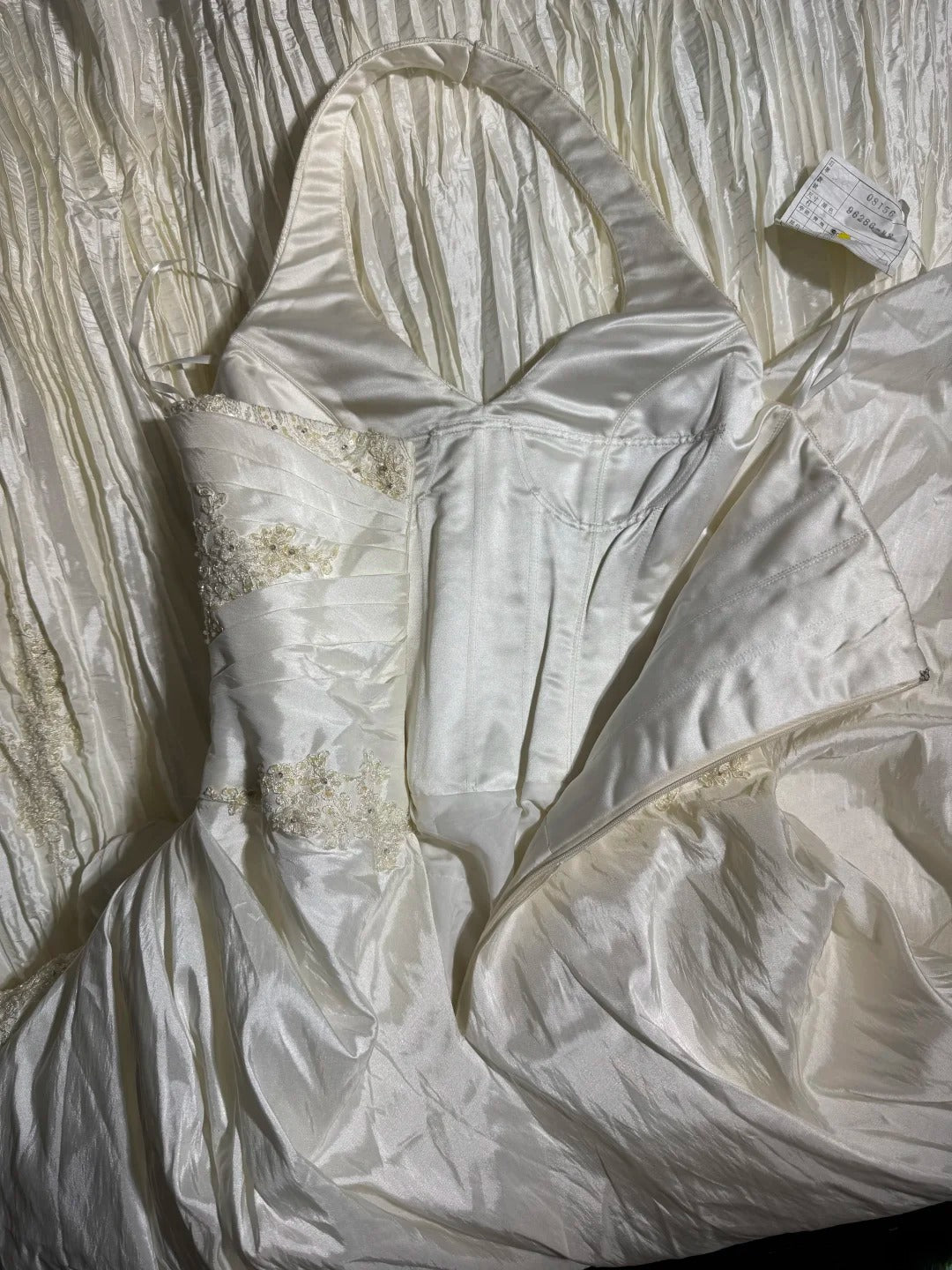Robes de mariée longues et intemporelles, inspiration années 70 : robes élégantes de style bohème, coupe trapèze, dos nu, avec jupe plissée ajustée (AS060).